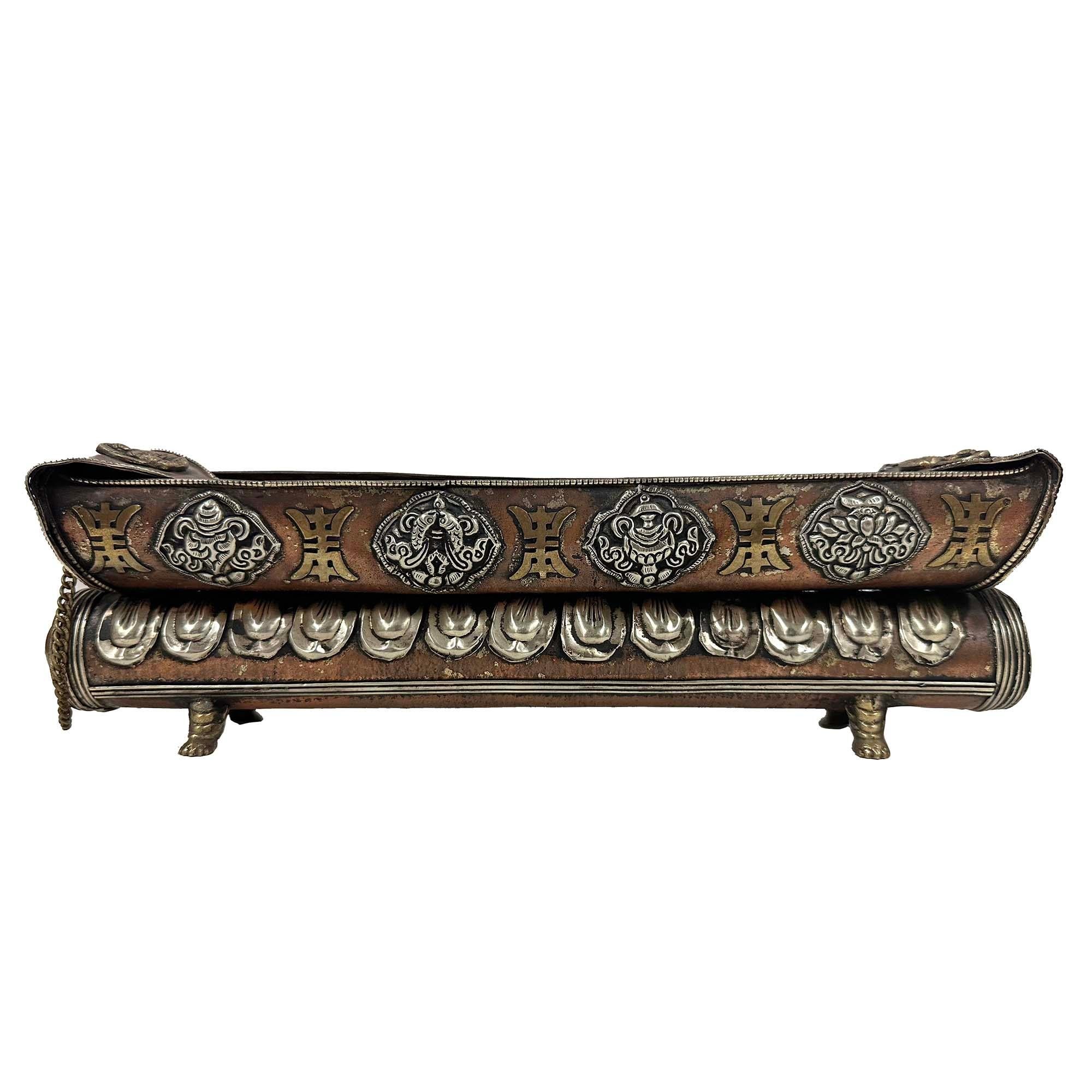 Porte-encens bouddhiste tibétain fabriqu�é à la main, en laiton, souvent utilisé dans les pratiques spirituelles telles que la méditation et les rituels.  Ce brûleur est fabriqué à 100 % à la main et est profondément lié aux traditions bouddhistes