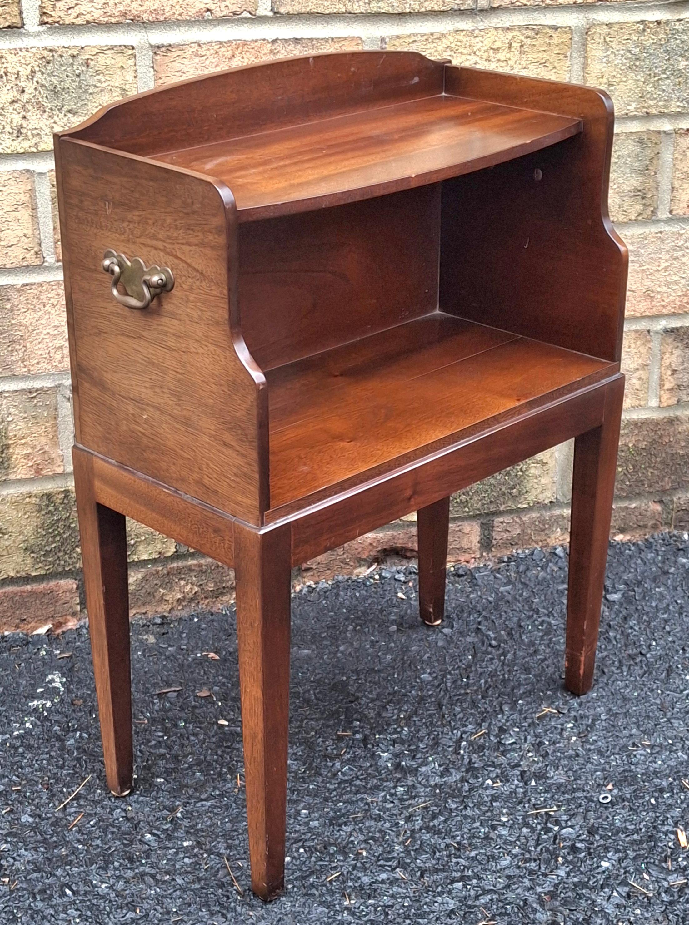 Américain Table de chevet en acajou du milieu du 20ème siècle Table de nuit en vente