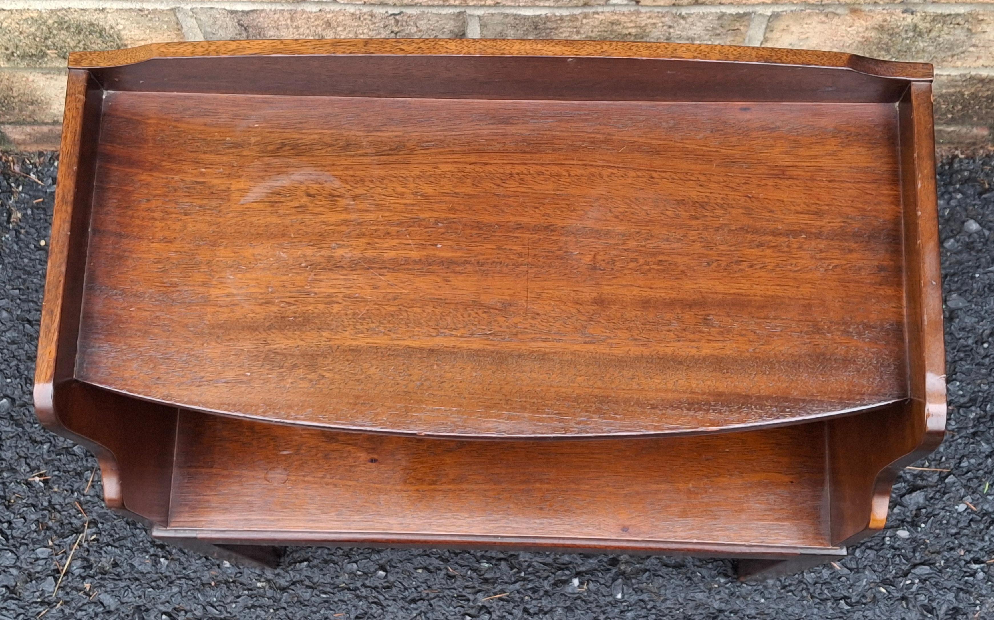 Table de chevet en acajou du milieu du 20ème siècle Table de nuit Bon état - En vente à Germantown, MD