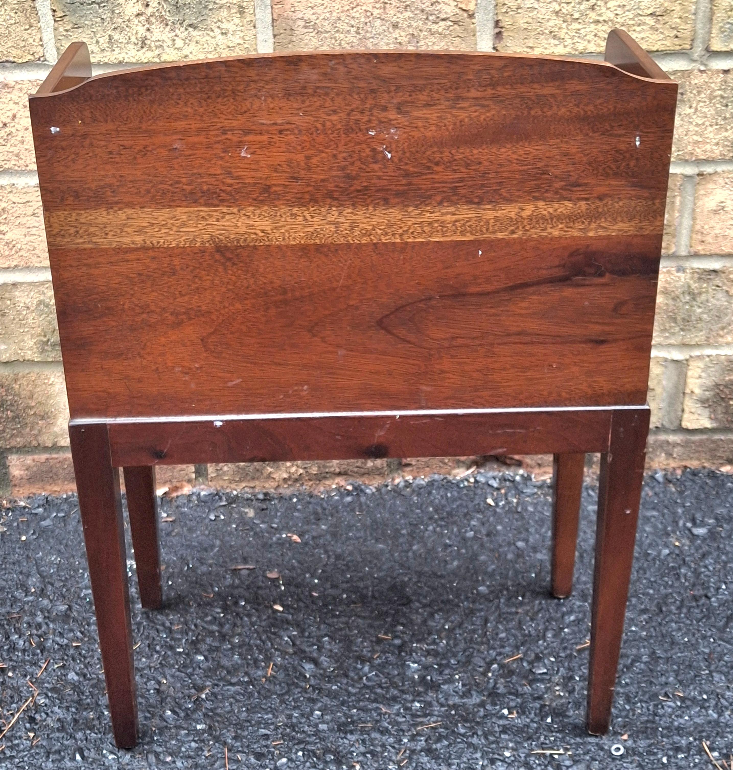 20ième siècle Table de chevet en acajou du milieu du 20ème siècle Table de nuit en vente