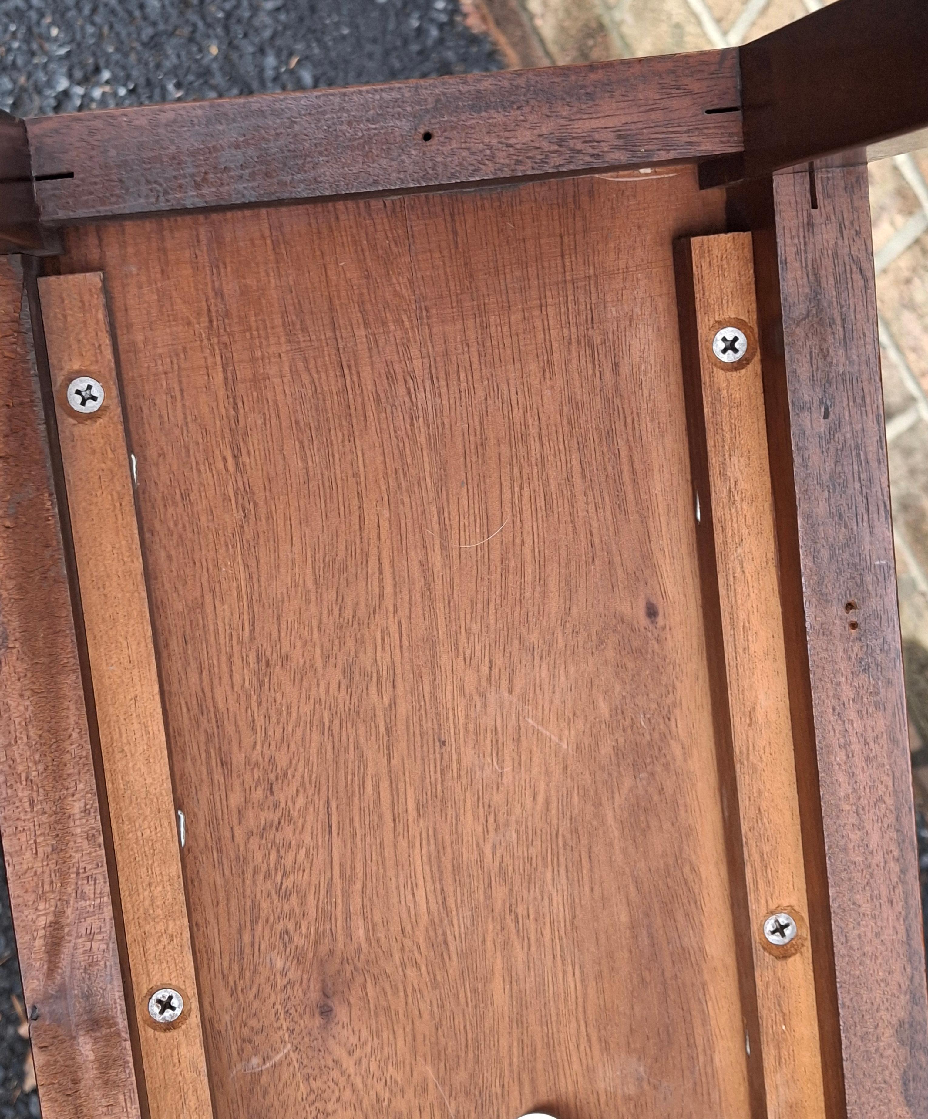 Laiton Table de chevet en acajou du milieu du 20ème siècle Table de nuit en vente