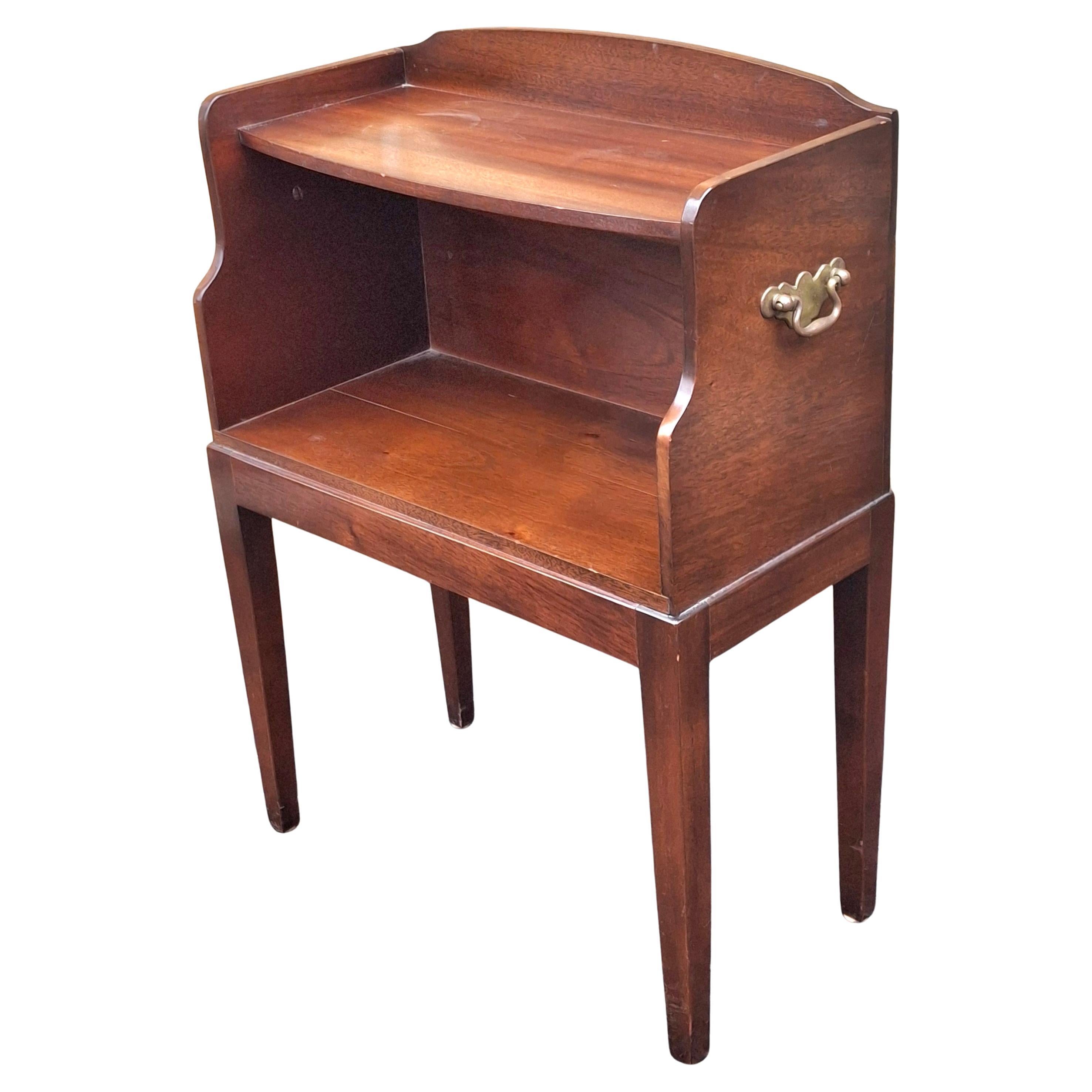 Table de chevet en acajou du milieu du 20ème siècle Table de nuit en vente