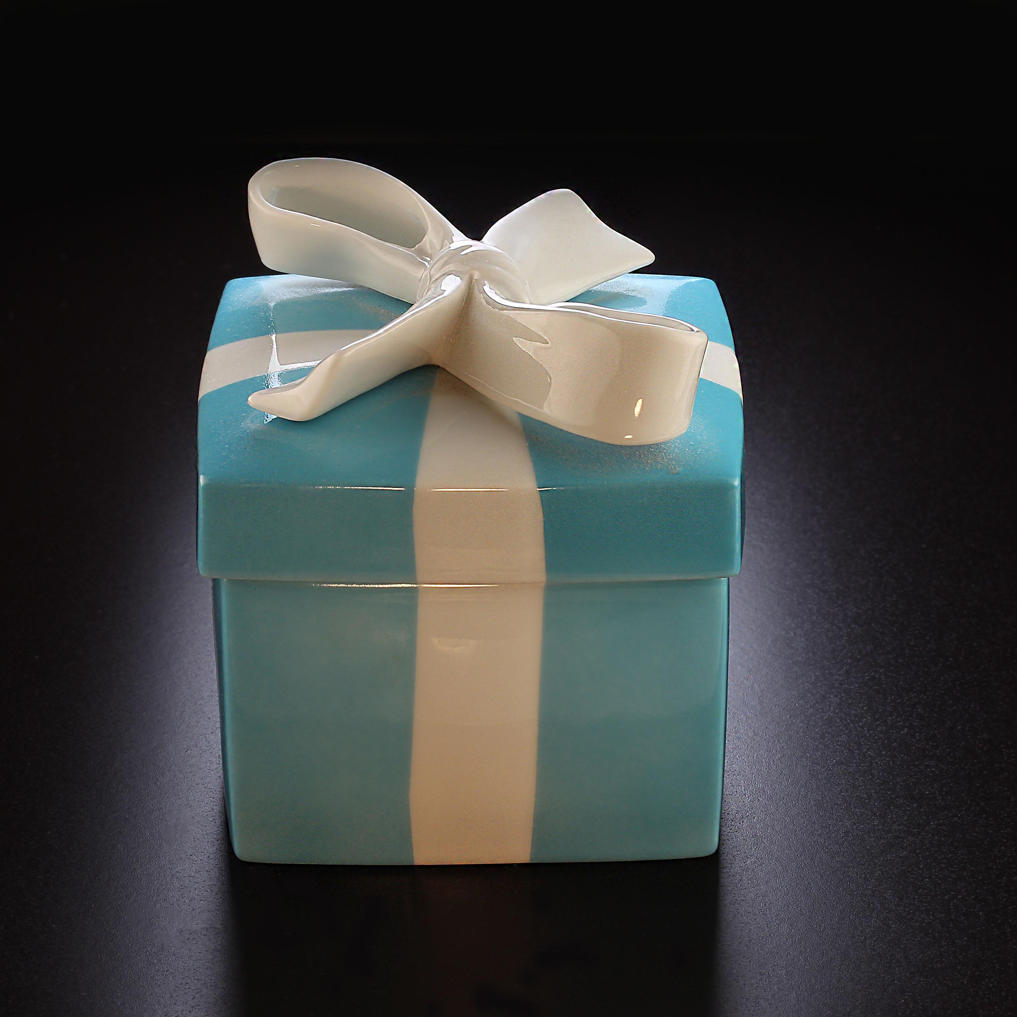 Elegant Tiffany & Co. Iconic Ceramic Gift Box

This exquisite Tiffany & Co. ceramic gift box is a timeless symbol of sophistication and luxury. Featuring the brand's signature glossy blue glaze and elegant bow design, it’s both a stunning decorative