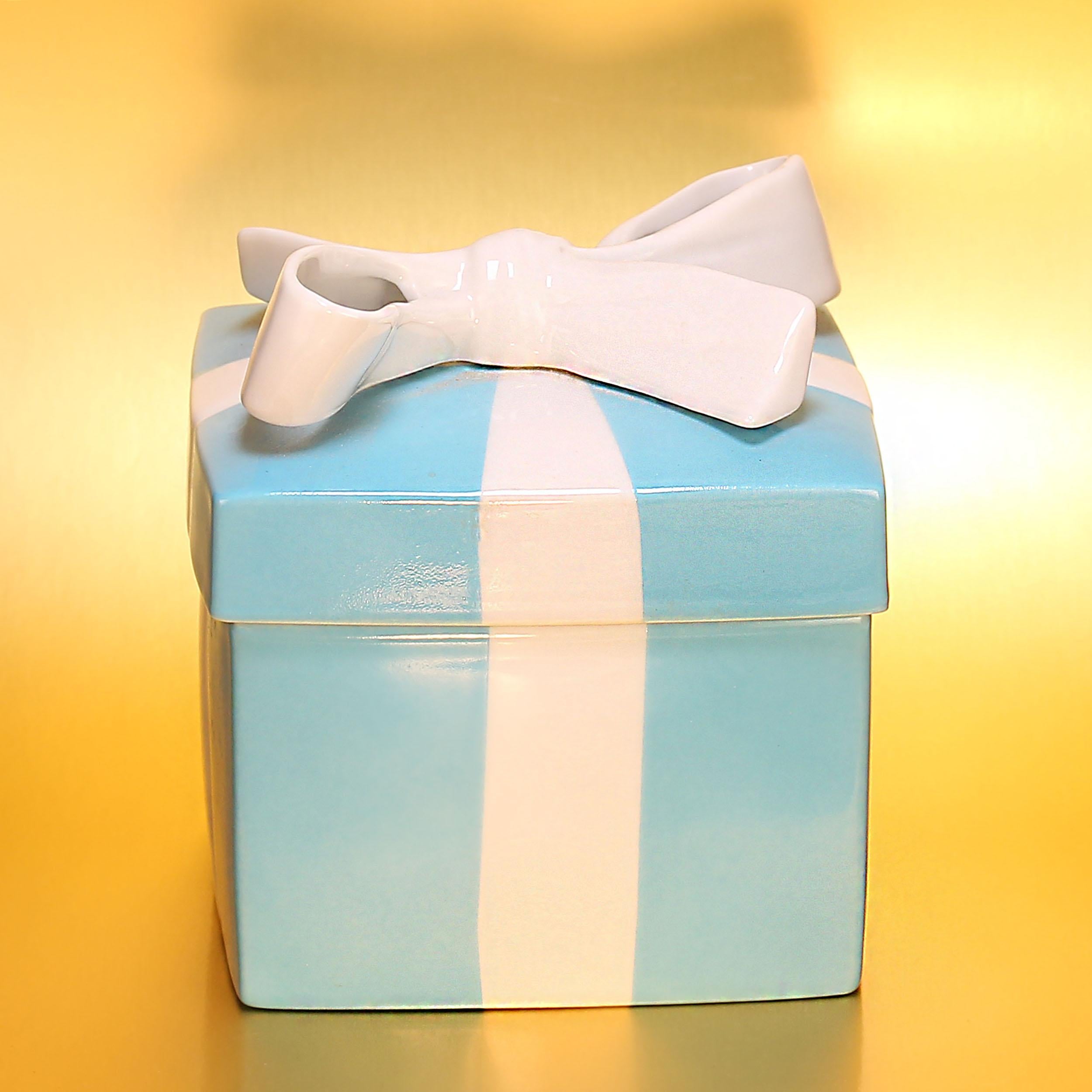 Mid 20th Century Tiffany & Co Iconic Blue Ceramic Gift Box In Excellent Condition For Sale In Raleigh, US