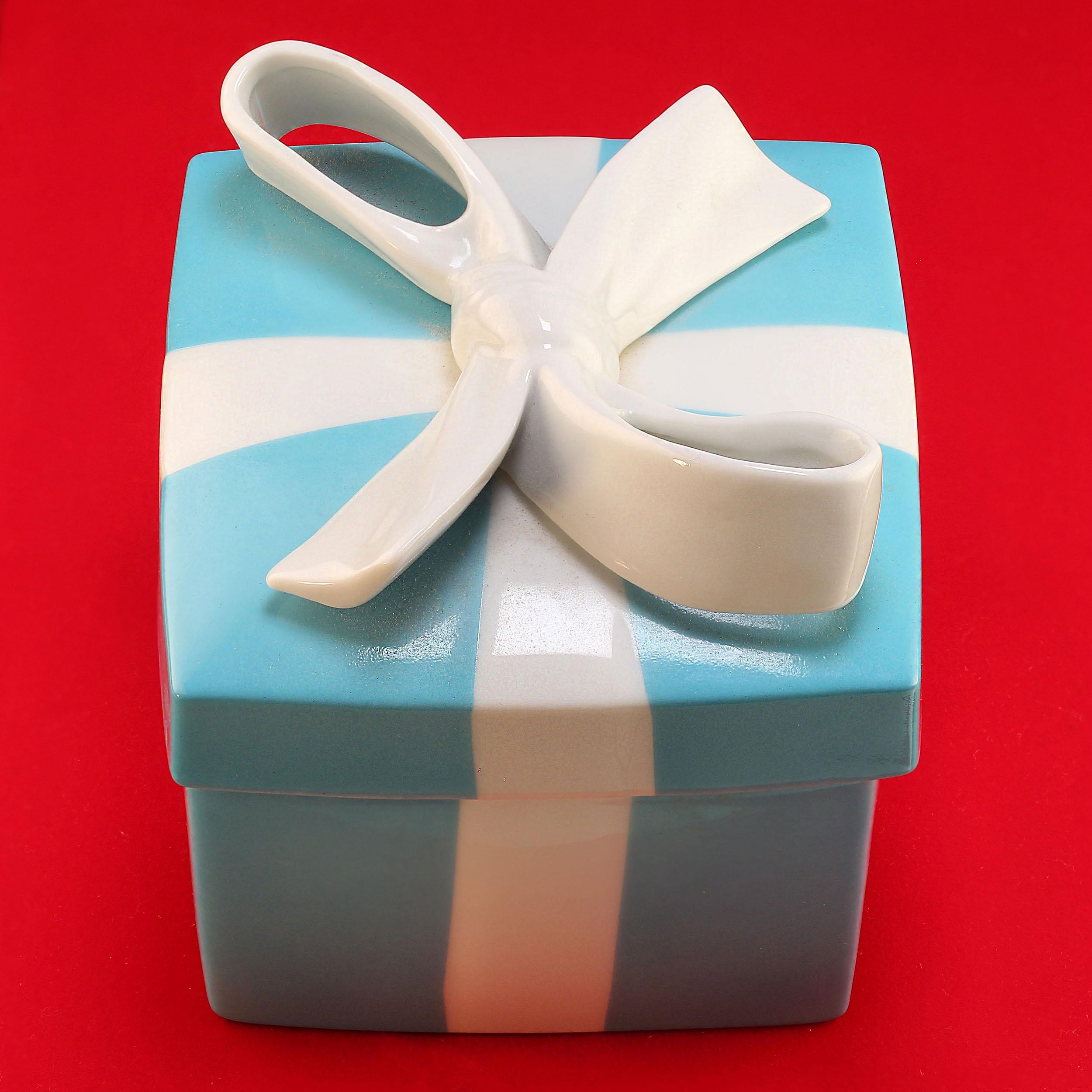 Mid 20th Century Tiffany & Co Iconic Blue Ceramic Gift Box For Sale 2
