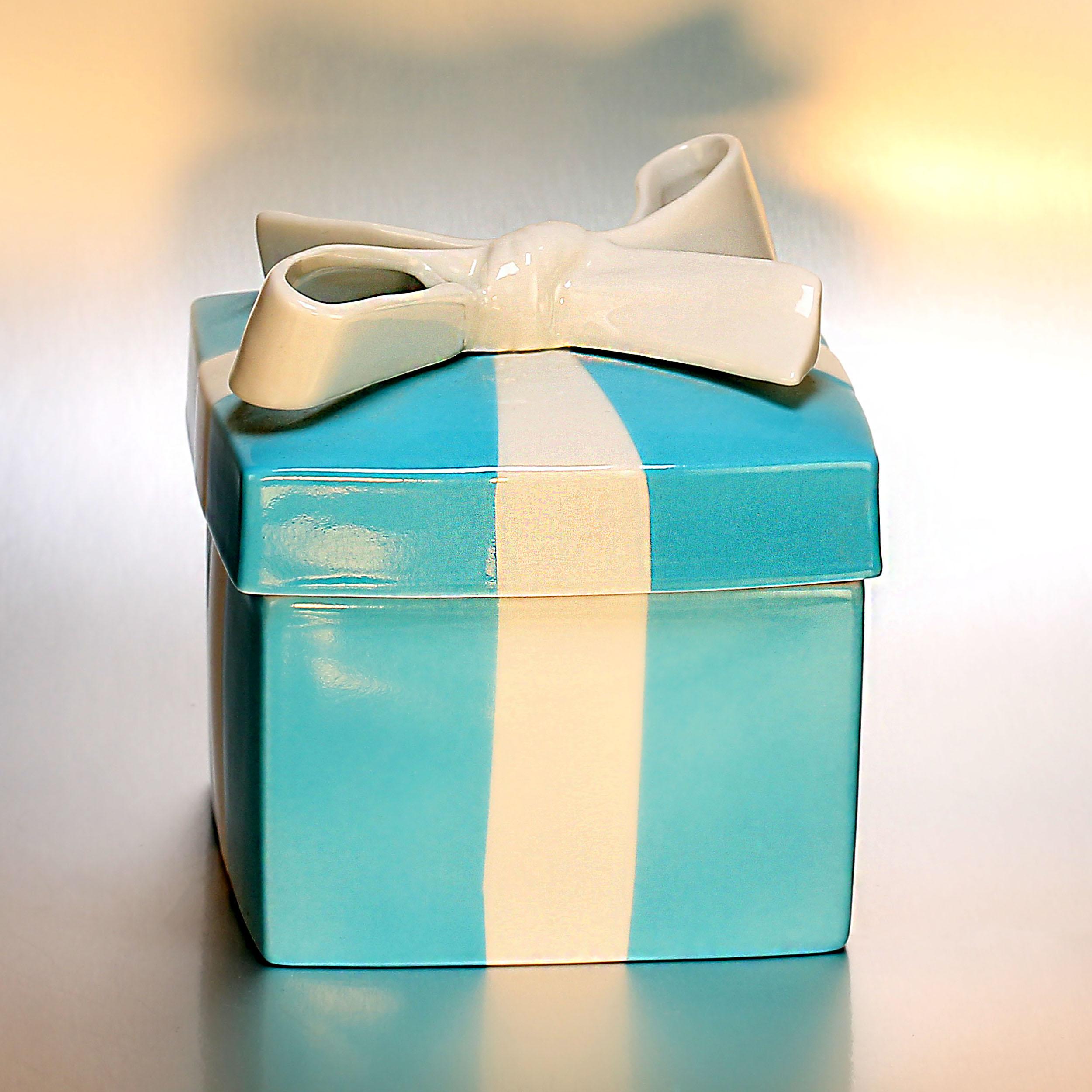 Mid 20th Century Tiffany & Co Iconic Blue Ceramic Gift Box For Sale 3
