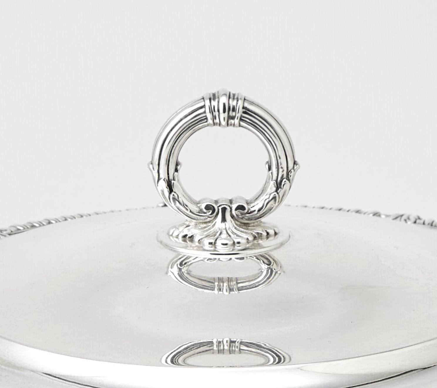 Mid-20th Century Tiffany & Co. Sterling Silver Art Deco Covered Tureen In Good Condition For Sale In Tarry Town, NY