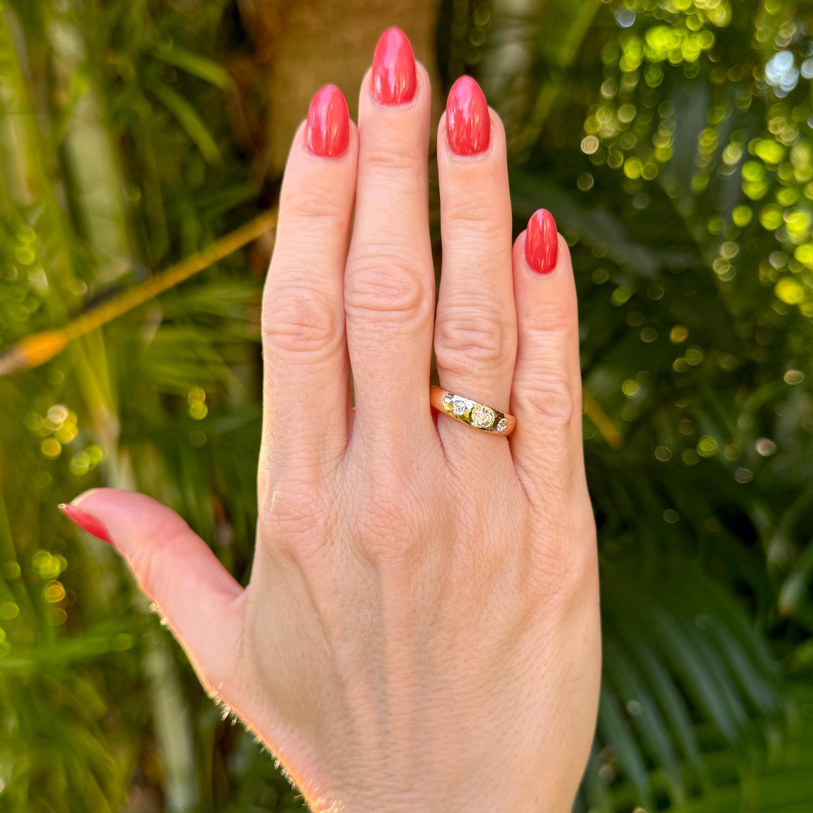 Un design senza tempo di Tiffany & Co. Questa fascia in oro giallo 18 carati presenta tre diamanti taglio vecchia miniera dalle proporzioni meravigliose per un peso totale di circa 0,50 carati. I diamanti in stile antico mostrano un fascino e un