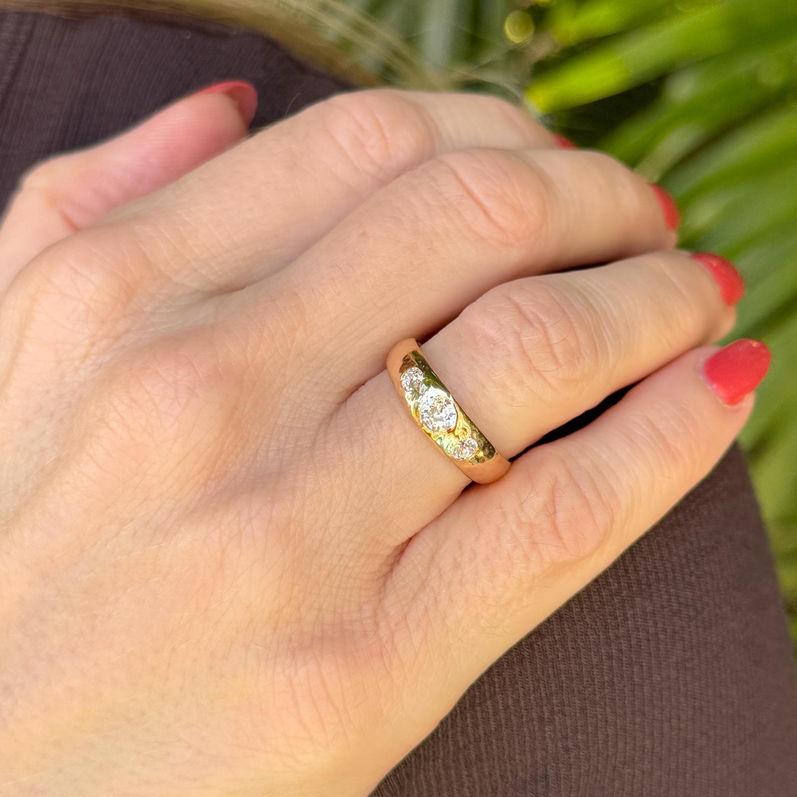 Metà del 20° secolo Tiffany & Co. Anello a fascia con tre diamanti taglio mine 18KYG In condizioni buone in vendita a Boca Raton, FL