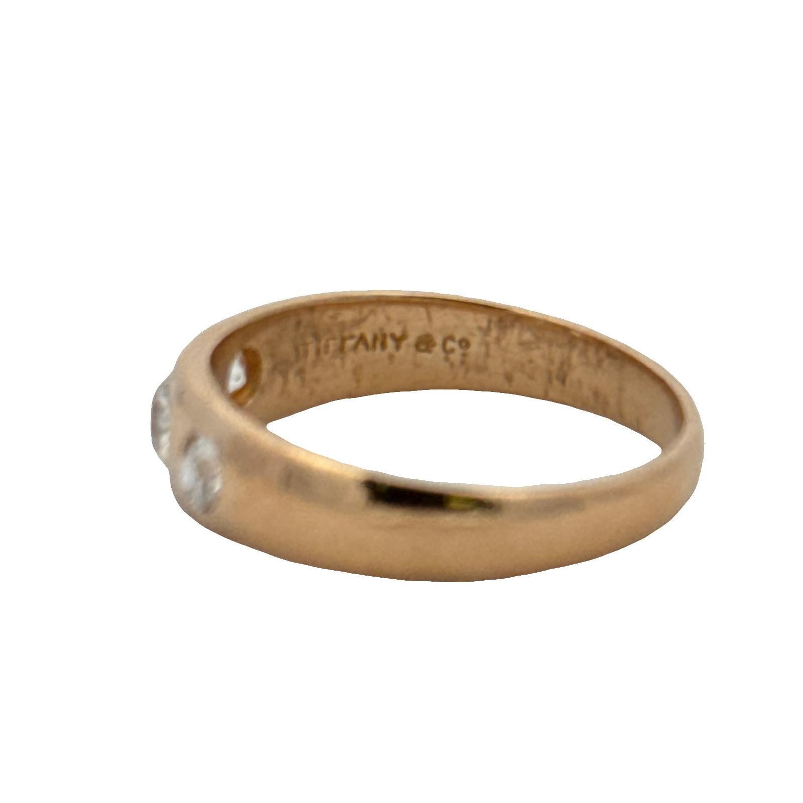 Donna Metà del 20° secolo Tiffany & Co. Anello a fascia con tre diamanti taglio mine 18KYG in vendita