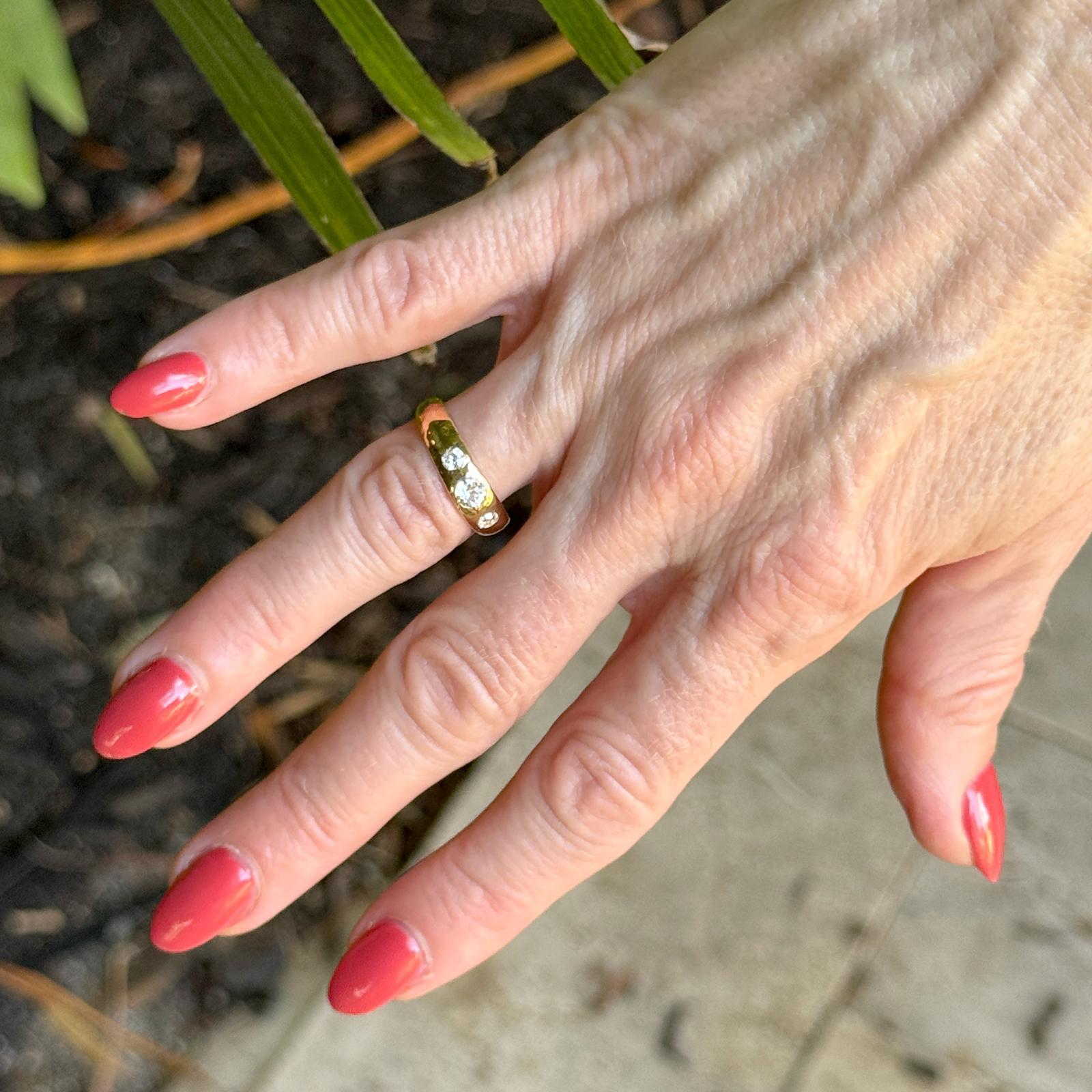 Metà del 20° secolo Tiffany & Co. Anello a fascia con tre diamanti taglio mine 18KYG in vendita 1