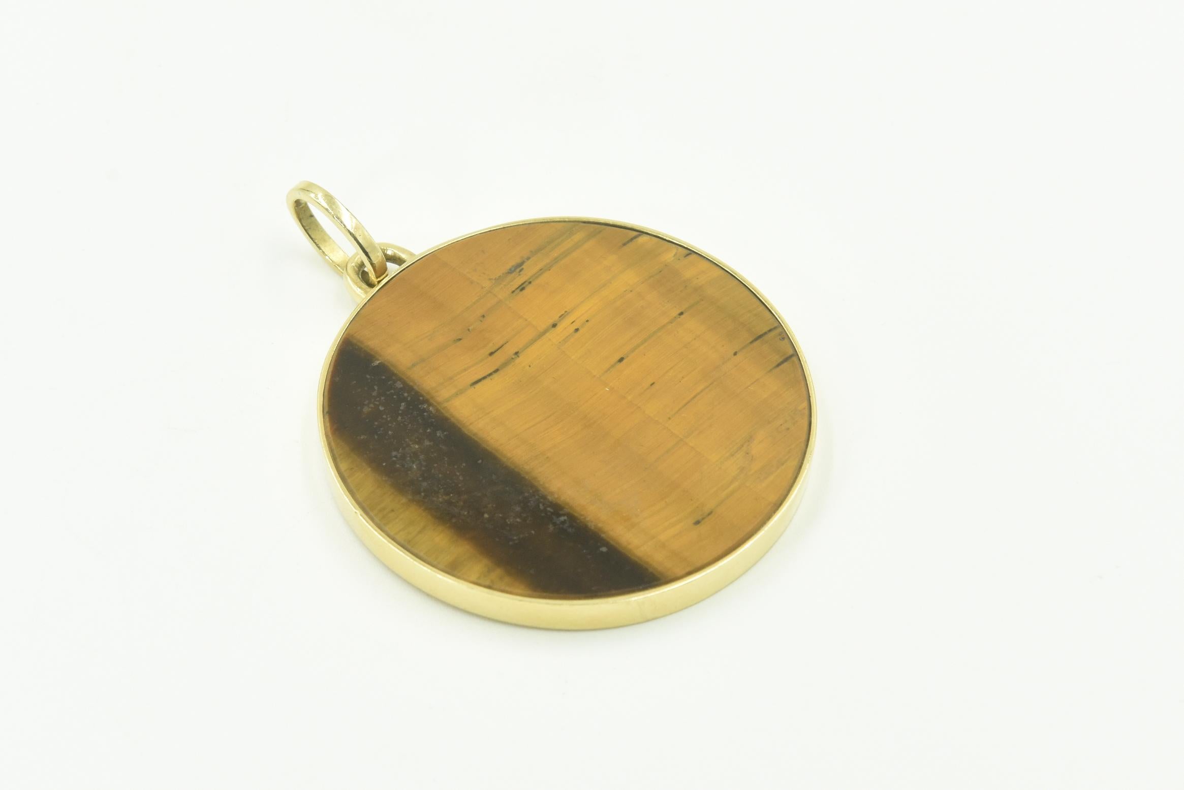 Women's or Men's Mid-20th Century Tiger's Eye Gold Pendant, circa 1970s For Sale