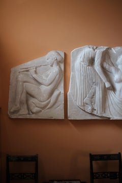 A.P.C. A l'échelle, moulage en plâtre du trône de Ludovisi Grand Tour E.P Warren.