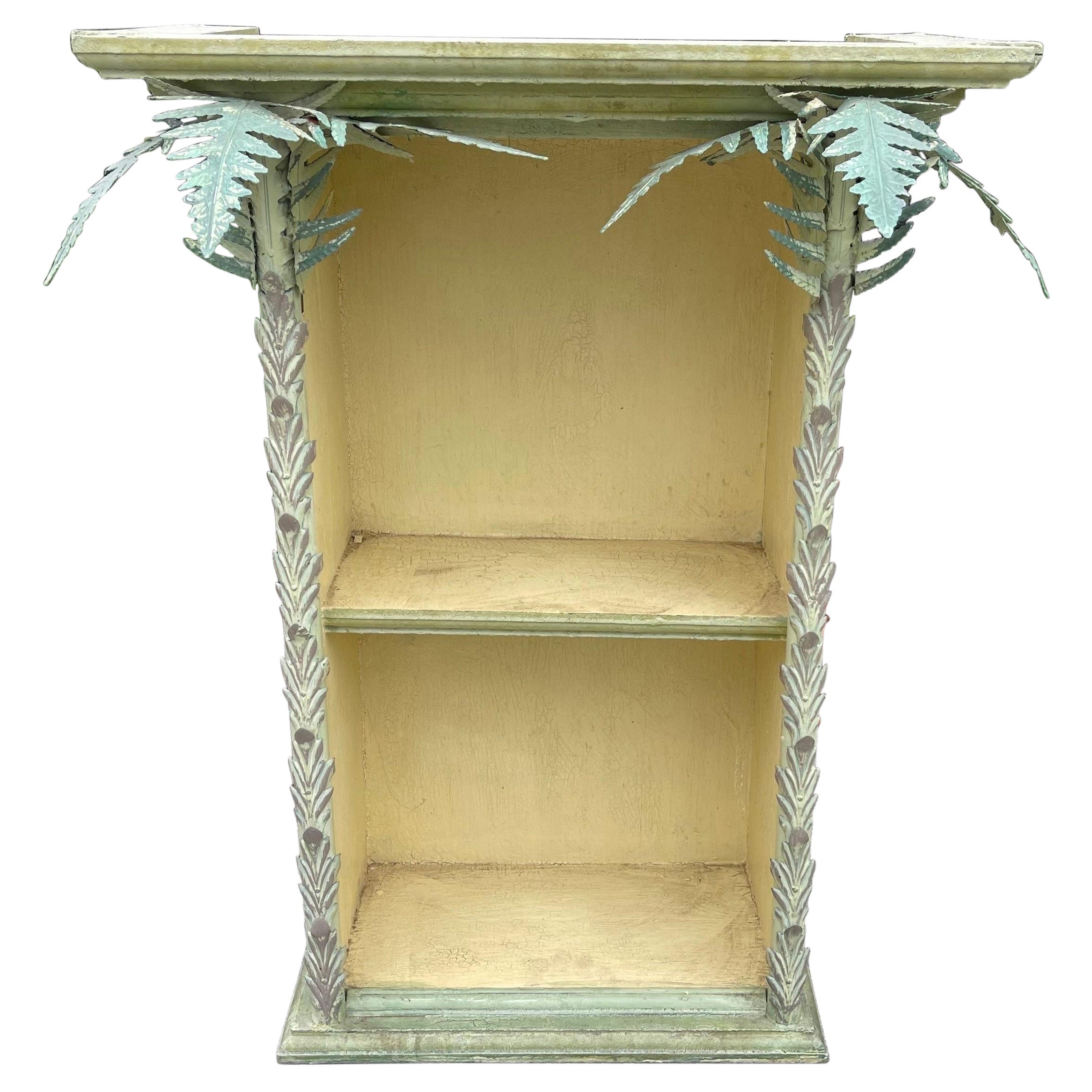 Etagère murale en bois et palmier de Tole du milieu du 20e siècle en vente
