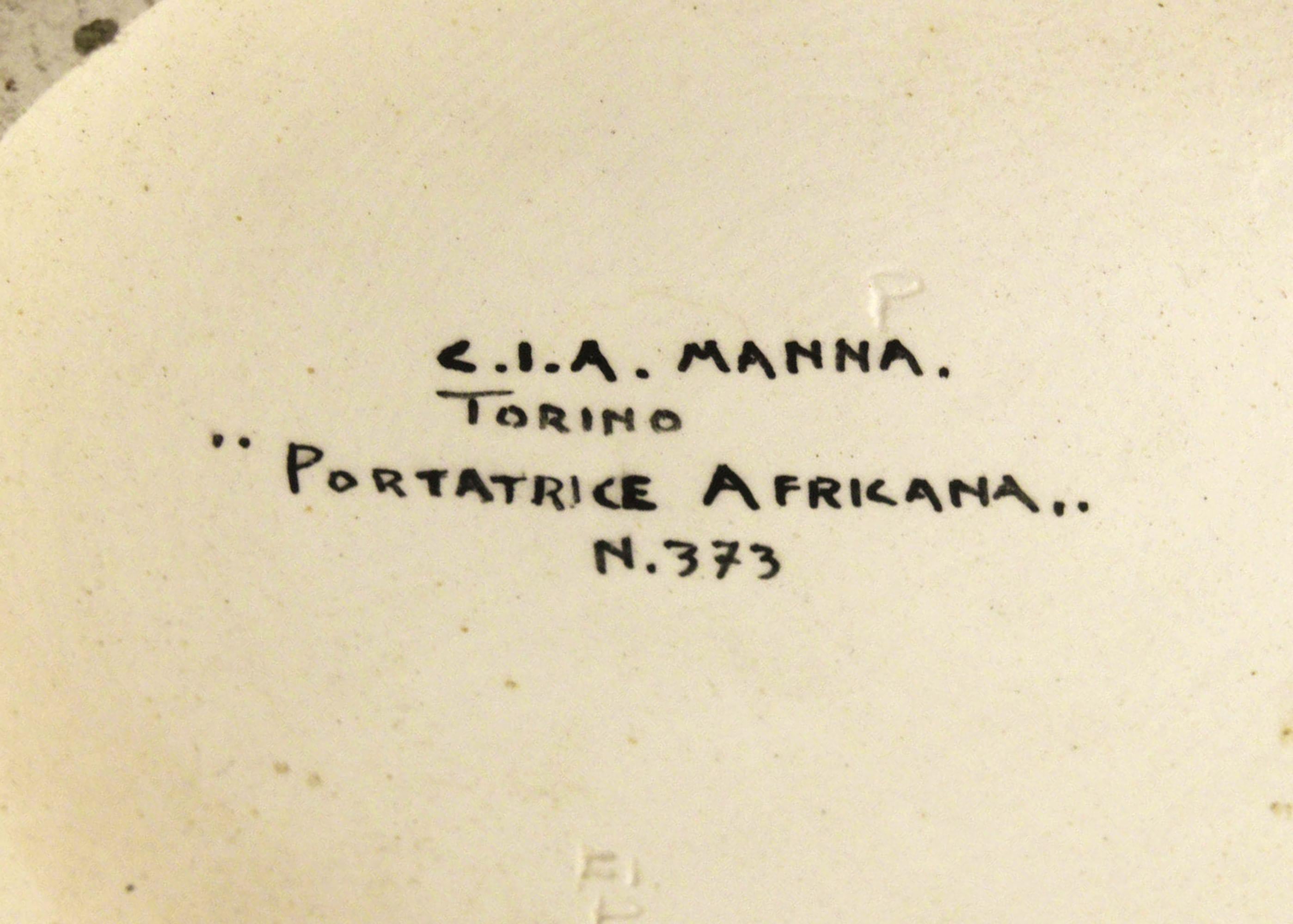 Sculpture en céramique de Torino « Poratrice Africana » du milieu du 20e siècle par C.I.A. Manna en vente 1