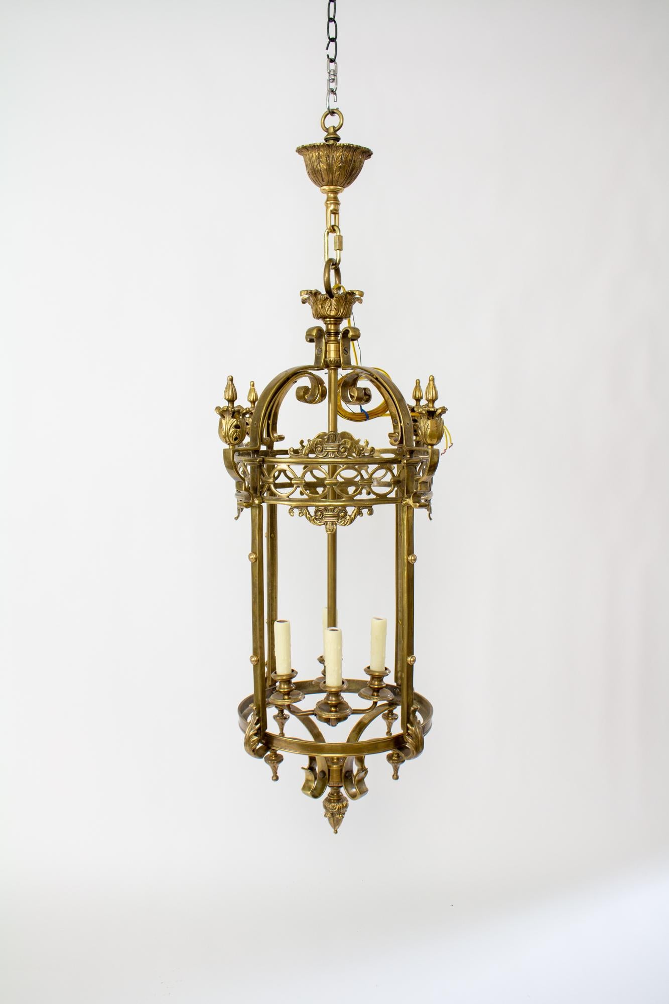 Neoclassical Revival Mid-20th Century Traditional Cast Brass Lantern For Sale
