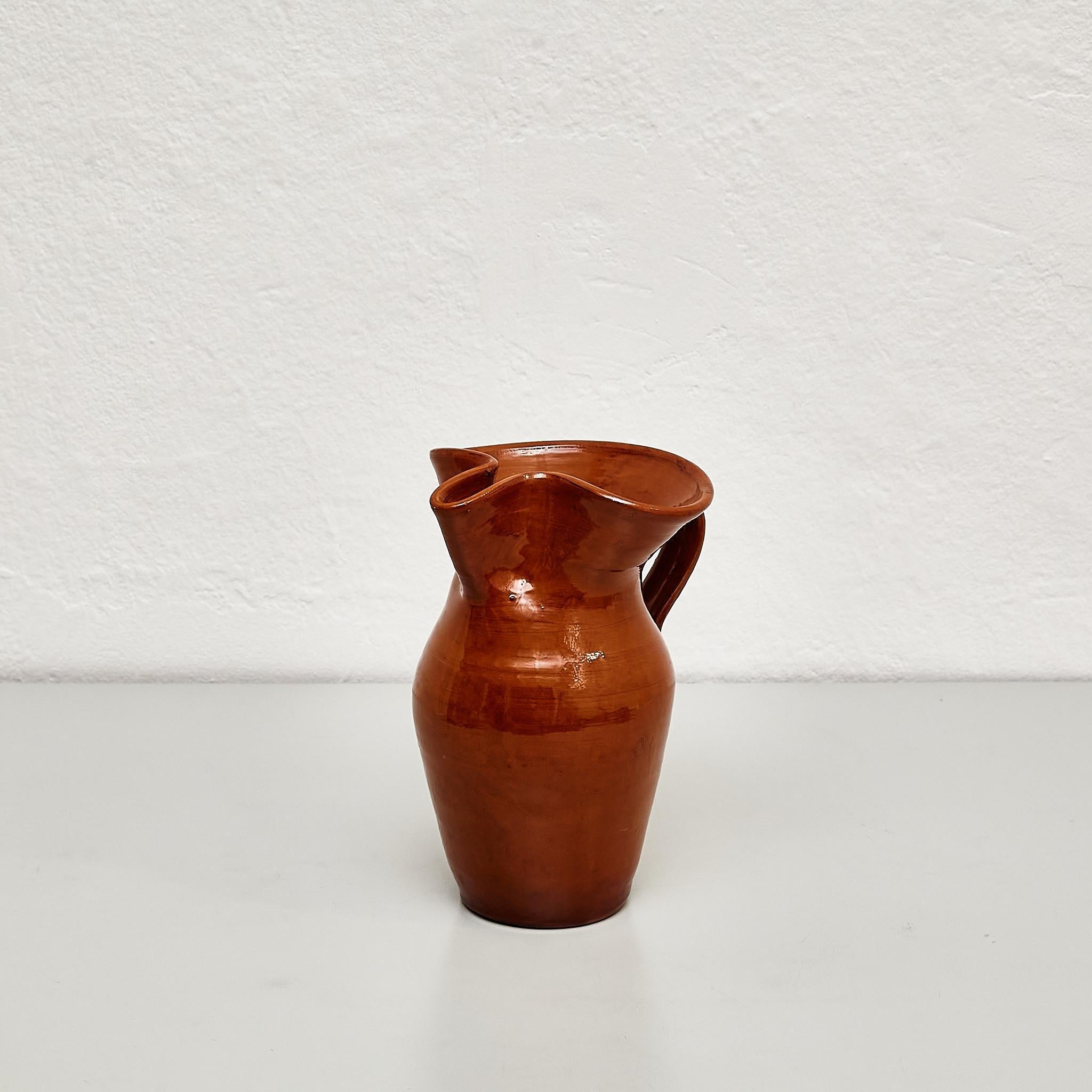 Traditionelle spanische Keramikvase aus der Mitte des 20. Jahrhunderts.

Hergestellt in Spanien.

In ursprünglichem Zustand mit geringen Gebrauchsspuren, die dem Alter und dem Gebrauch entsprechen, wobei eine schöne Patina erhalten