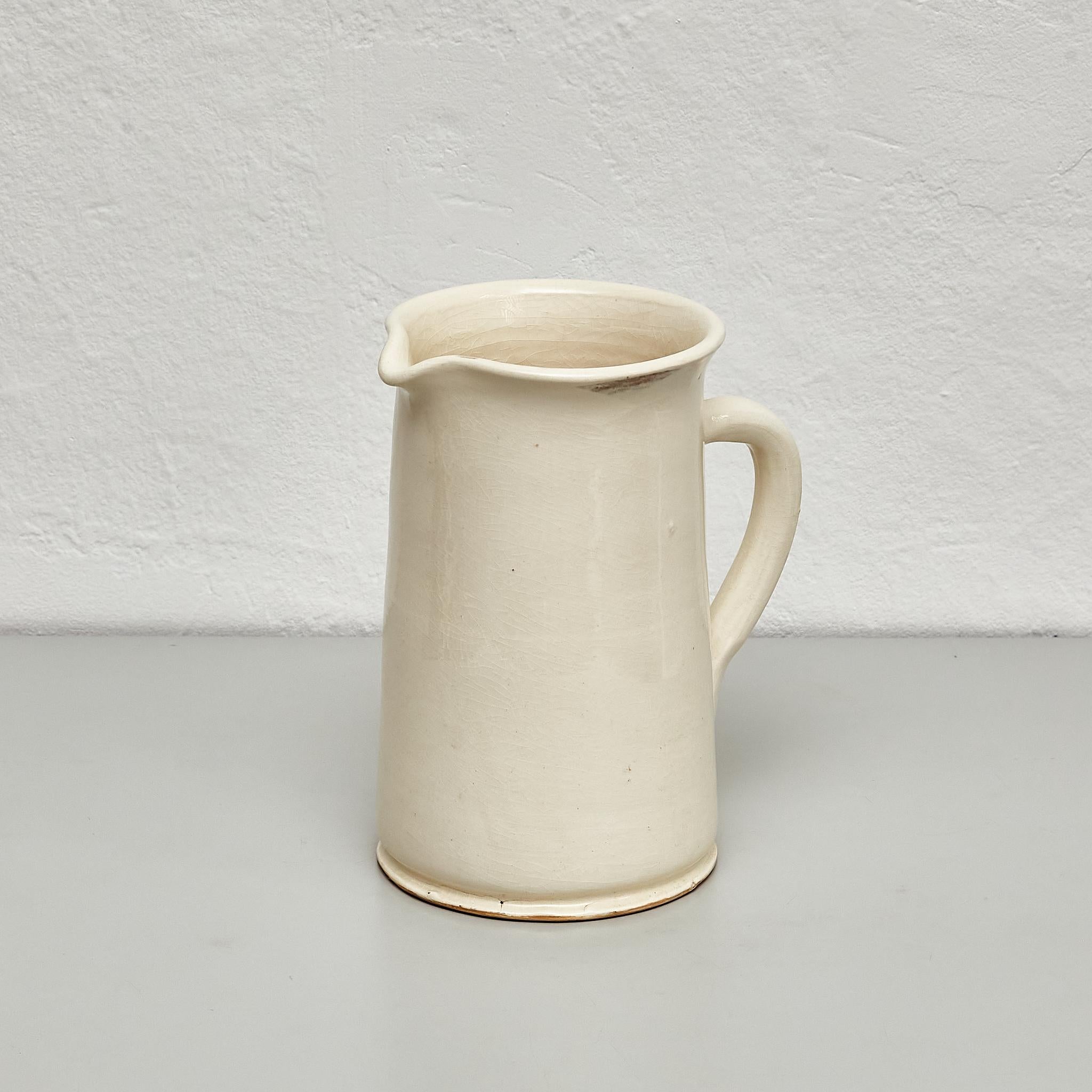 Mid 20th Century Traditional Spanish White Ceramic Vase In Good Condition In Barcelona, Barcelona
