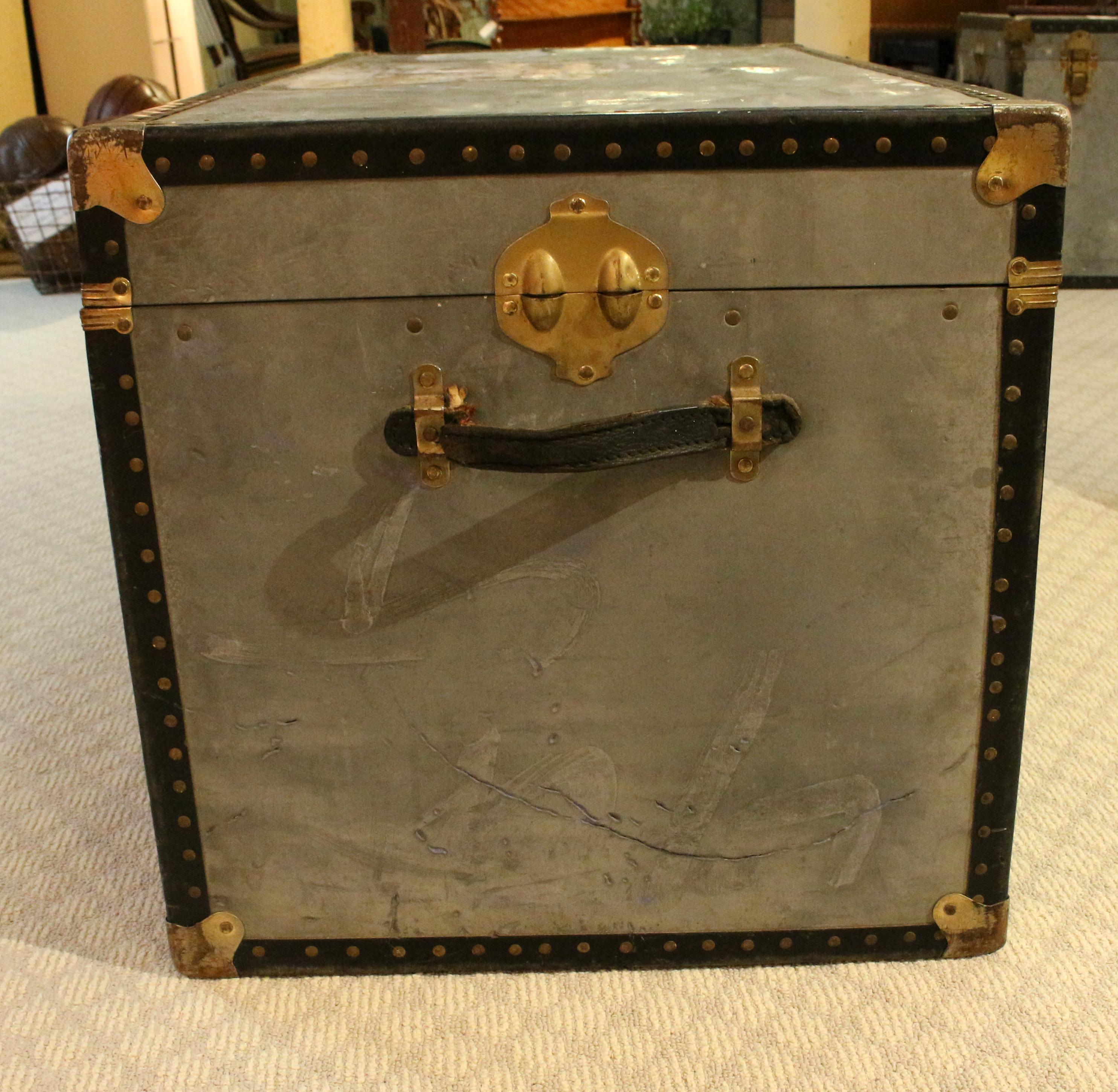 Mid-Century Modern Mid-20th Century Traveling Trunk For Sale
