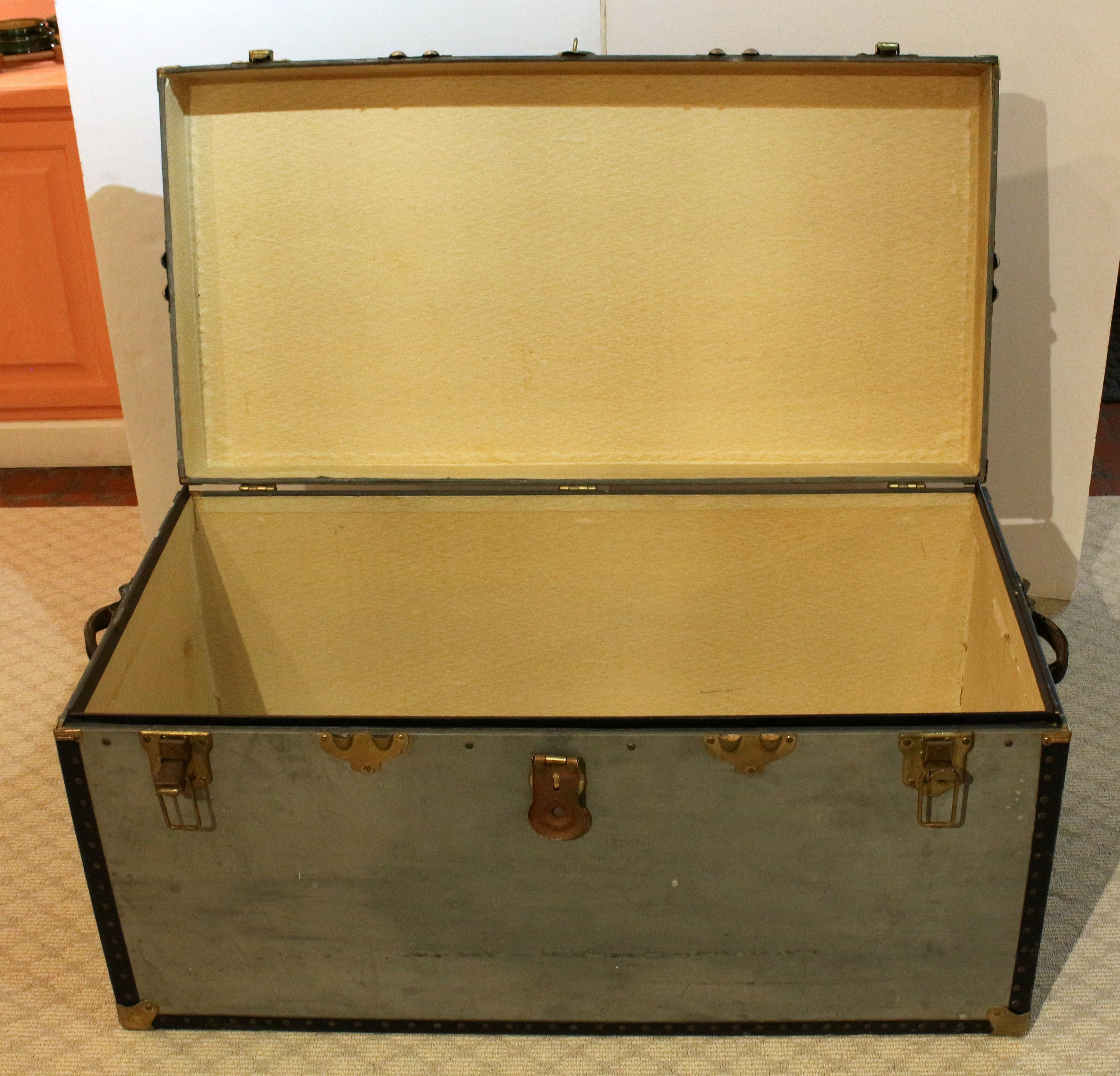 Mid-20th Century Traveling Trunk In Good Condition For Sale In Chapel Hill, NC