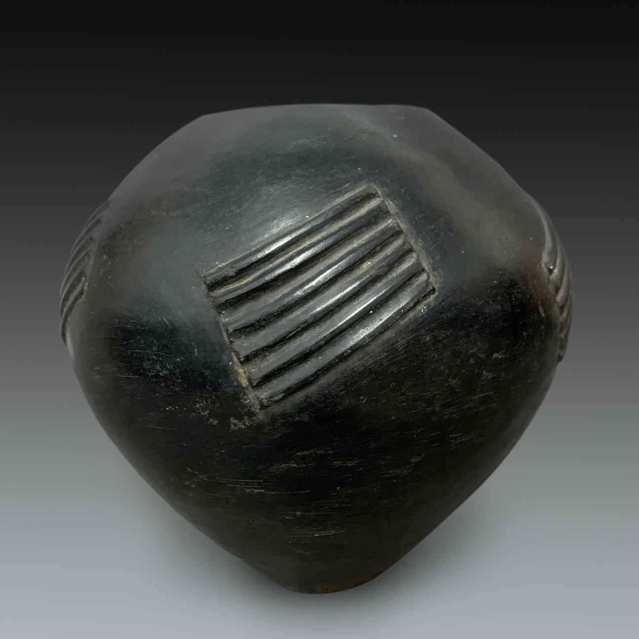 Mid-20th Century Tribal African Pot, Zulu Ukhamba, South Africa In Good Condition In New York, NY