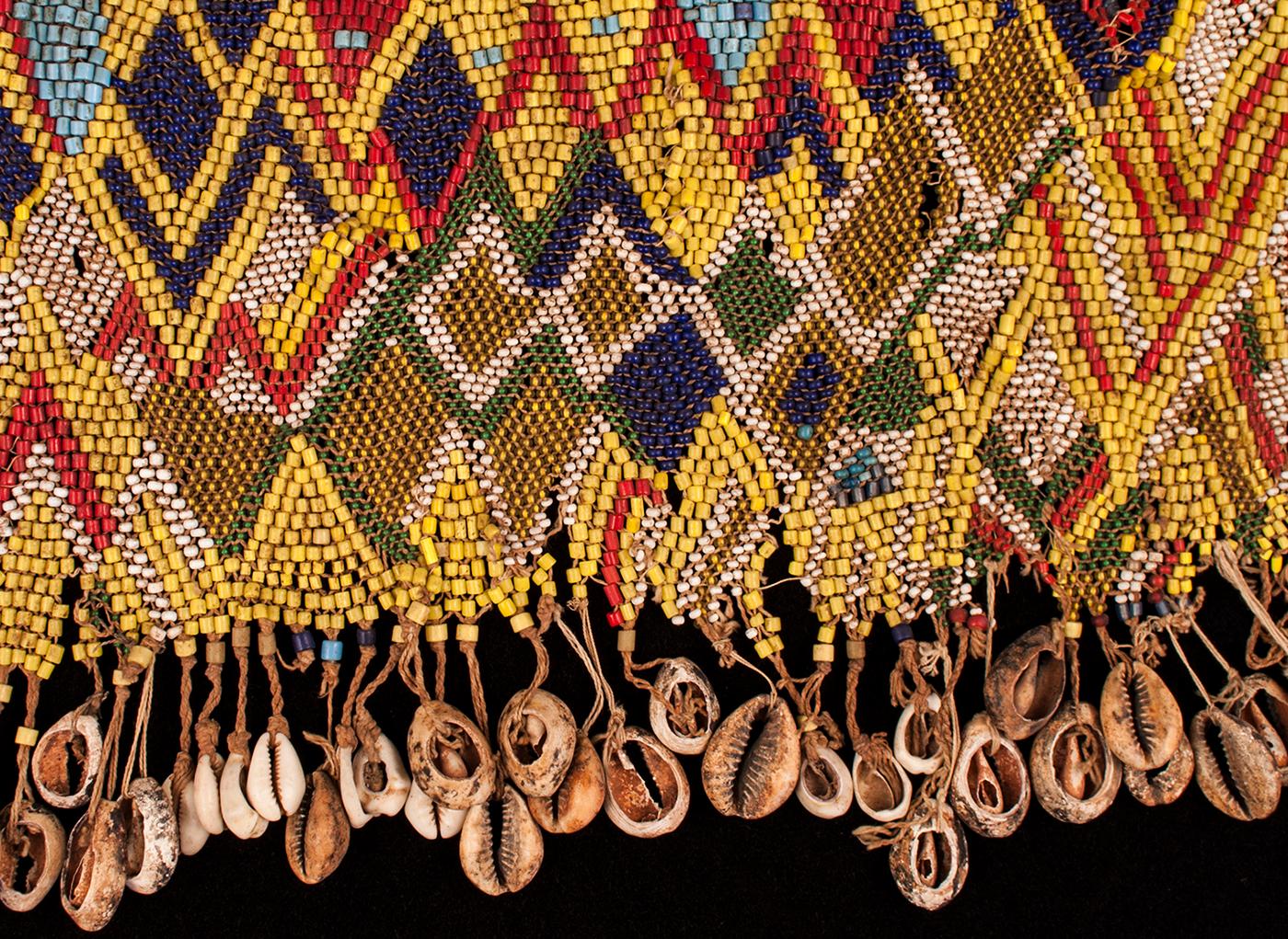 Tablier de pudeur tribal perlé cache-sexe du milieu du 20e siècle (Pikuran),
Monts Mandara, Cameroun

Ces cache-sexe colorés étaient portés lors de fêtes, de rituels et de rites de passage par les femmes ayant atteint la puberté. Il s'agit d'une