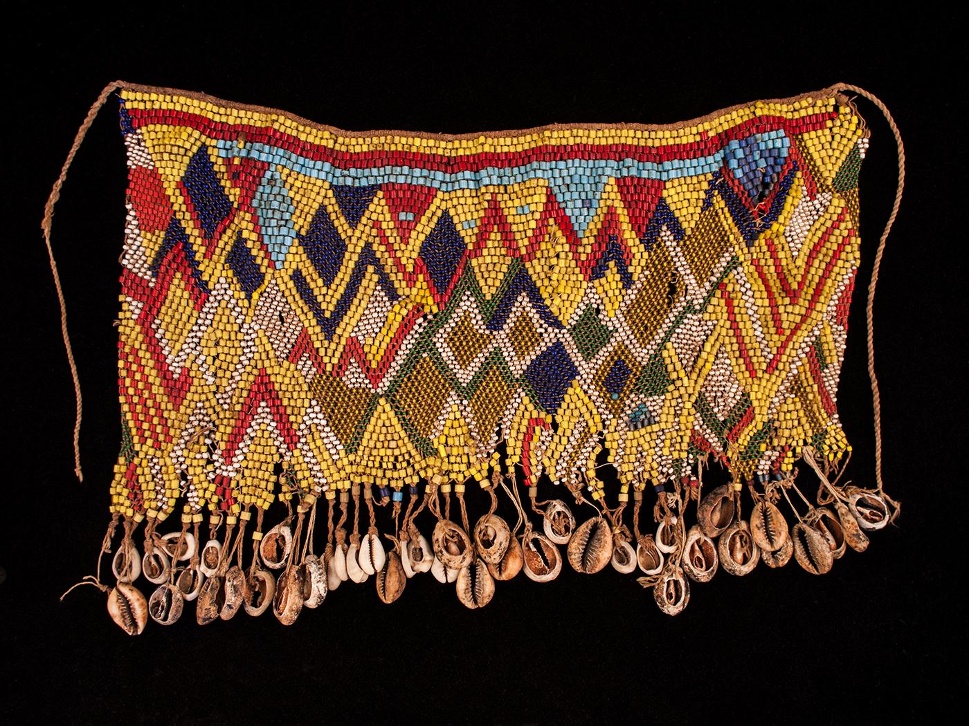 Mitte des 20. Jahrhunderts Stammeskunst-Perlenschmuck Schürze in Cache-Sex-Mode, Kamee (Kamerunisch) im Angebot