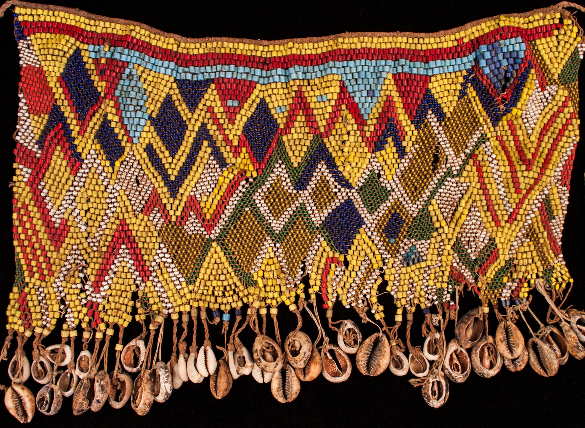 Mitte des 20. Jahrhunderts Stammeskunst-Perlenschmuck Schürze in Cache-Sex-Mode, Kamee (Perlenbesetzt) im Angebot