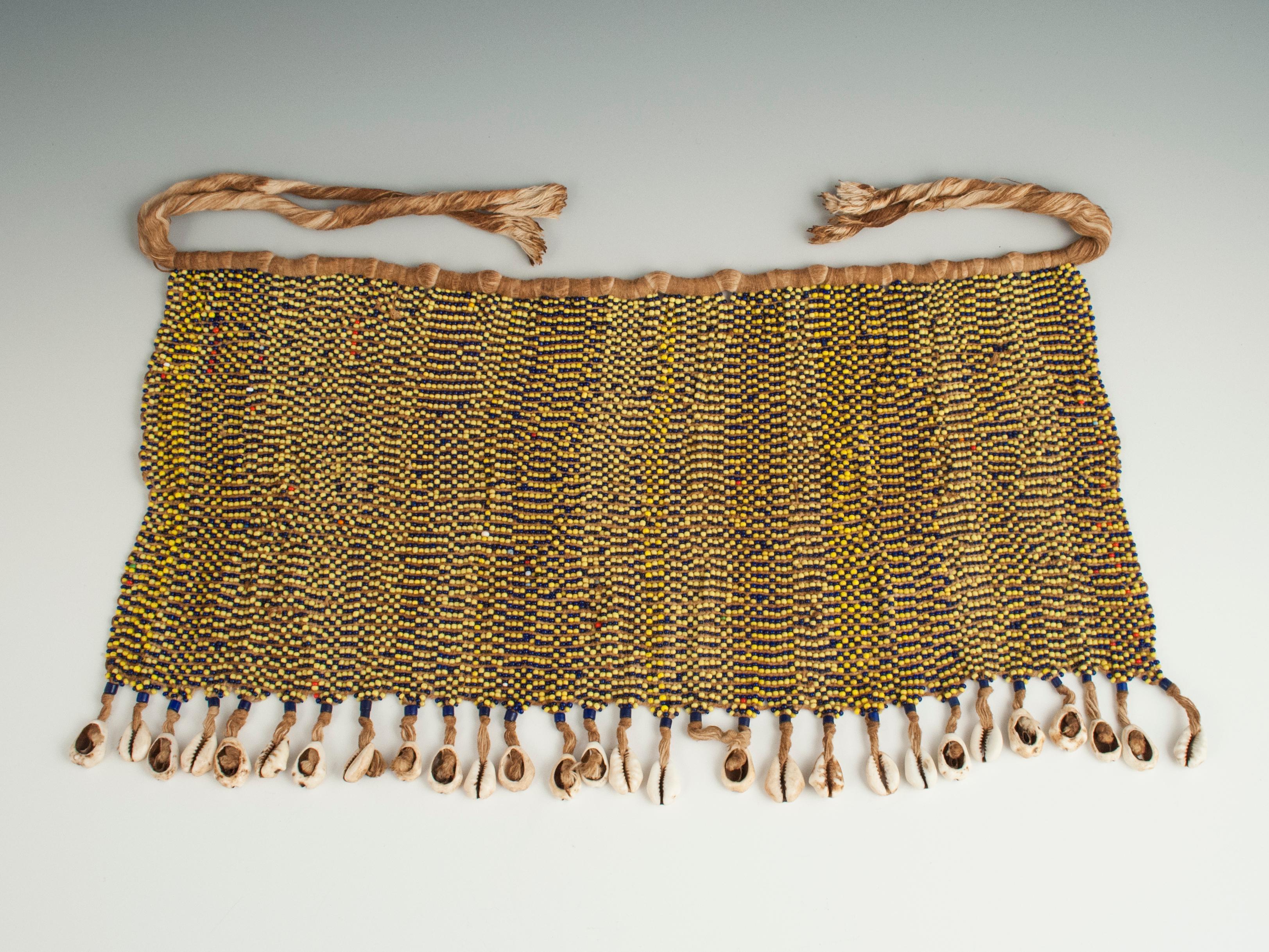 Tribal tablier de la mode cache-sexe en perles tribales du milieu du 20e siècle, Cameroun en vente