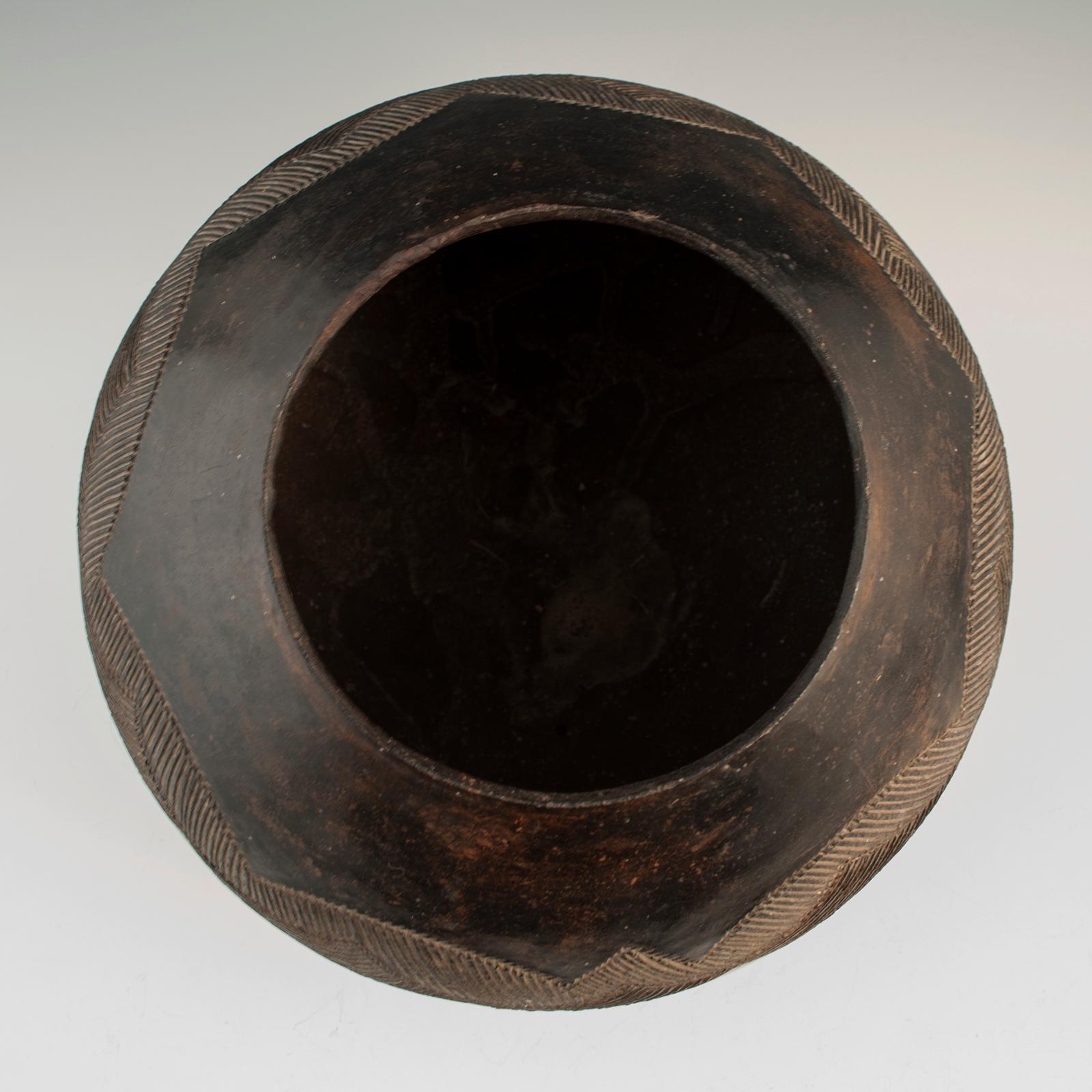Mid-20th century tribal ceramic beer pot, Zulu People, South Africa.

Gracefully incised lines decorate this pot (umancishane), which was used for drinking sorghum beer. The condition is excellent with no cracks or chips. Measures: 9