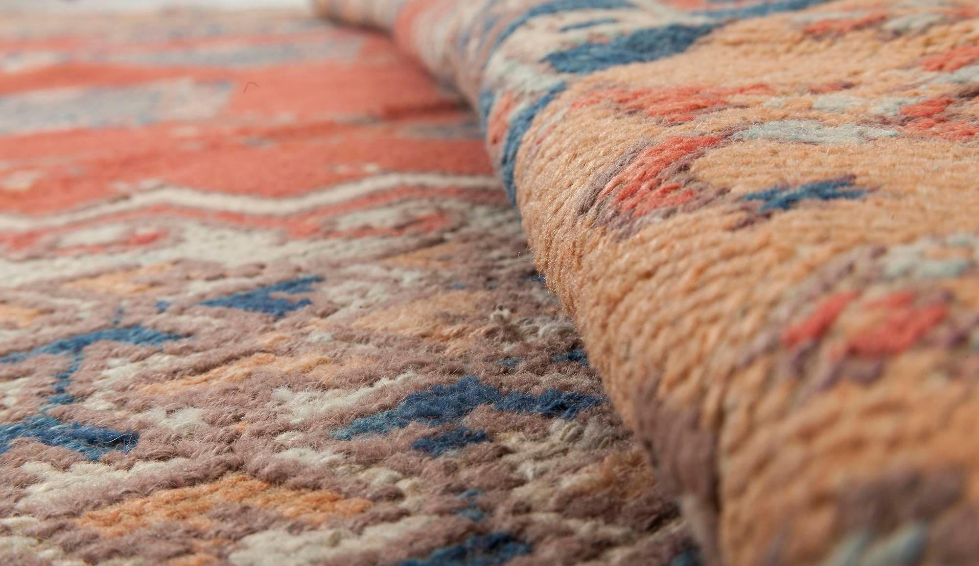 Mitte des 20. Jahrhunderts handgefertigter marokkanischer Teppich mit Tribal-Muster
Größe: 6'1