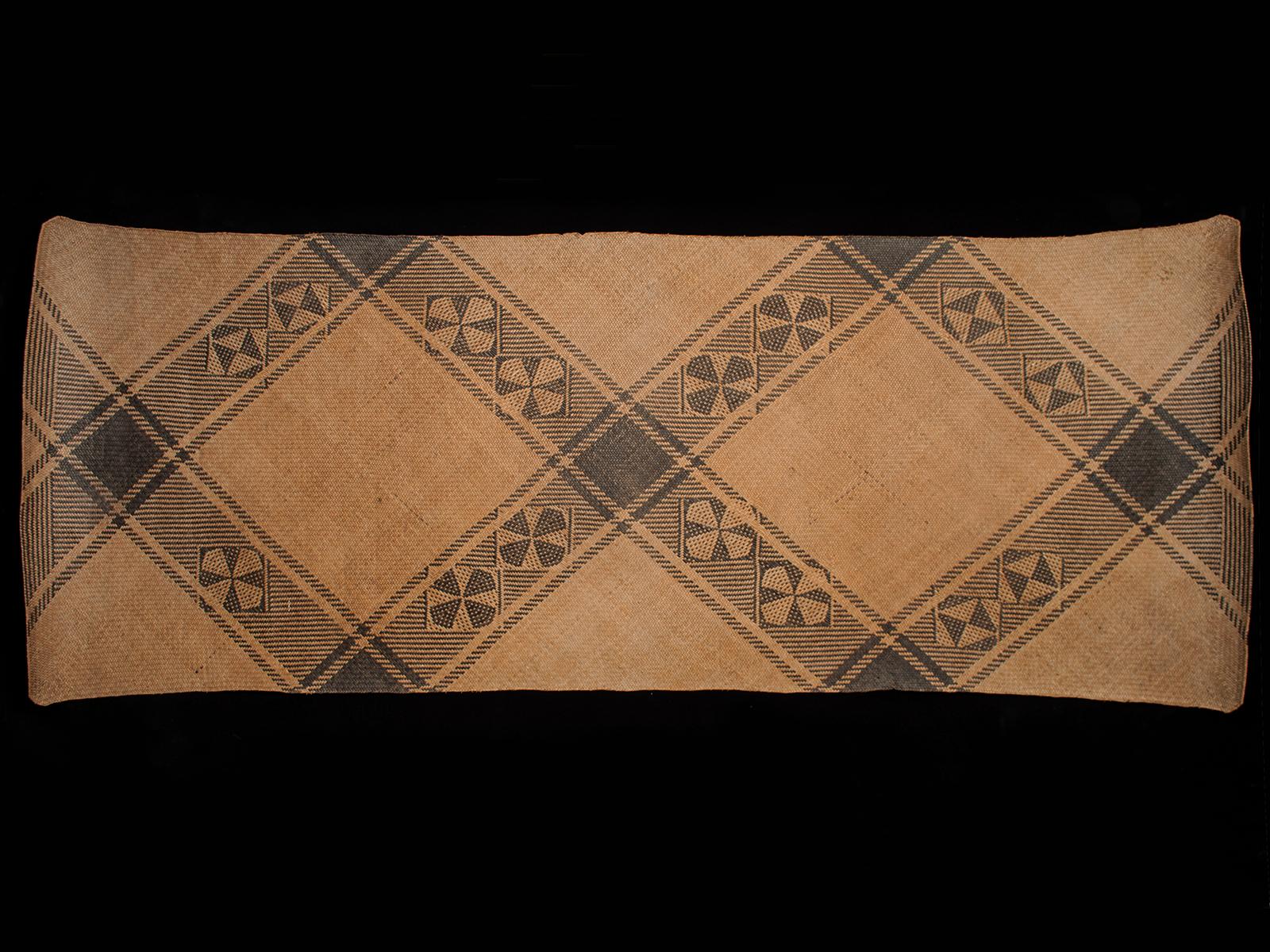 Mid-20th century Tribal sleeping mat, dayak, Punan people, Kalimantan, Borneo

A minimally patterned sleeping mat with subtle asymmetry. One small broken area in the upper right corner.



