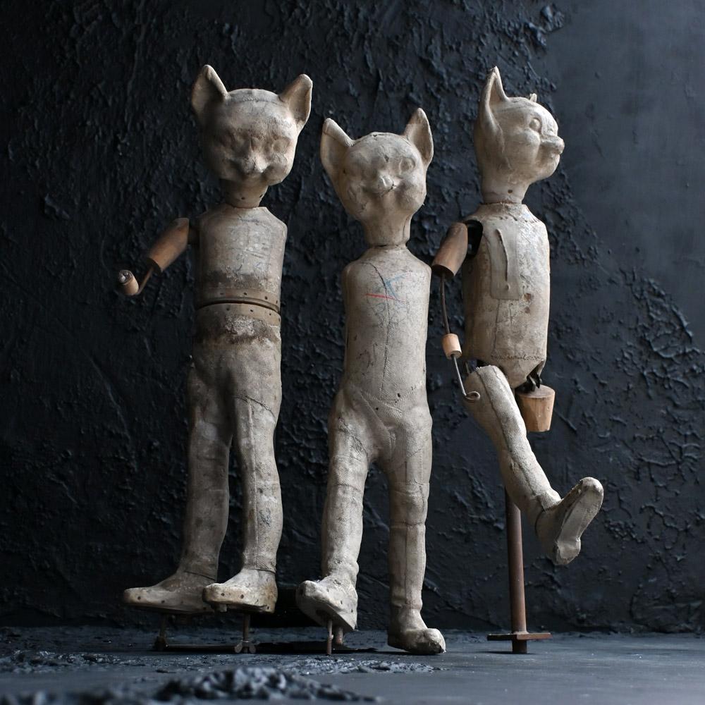 Trio di figure di gatti da luna park della metà del 20° secolo 

Un set di 3 insolite figure di gatti da luna park inglesi della metà del XX secolo. Realizzato in materiale sintetico rivestito in tessuto di cotone. 2 delle 3 figure hanno ancora i