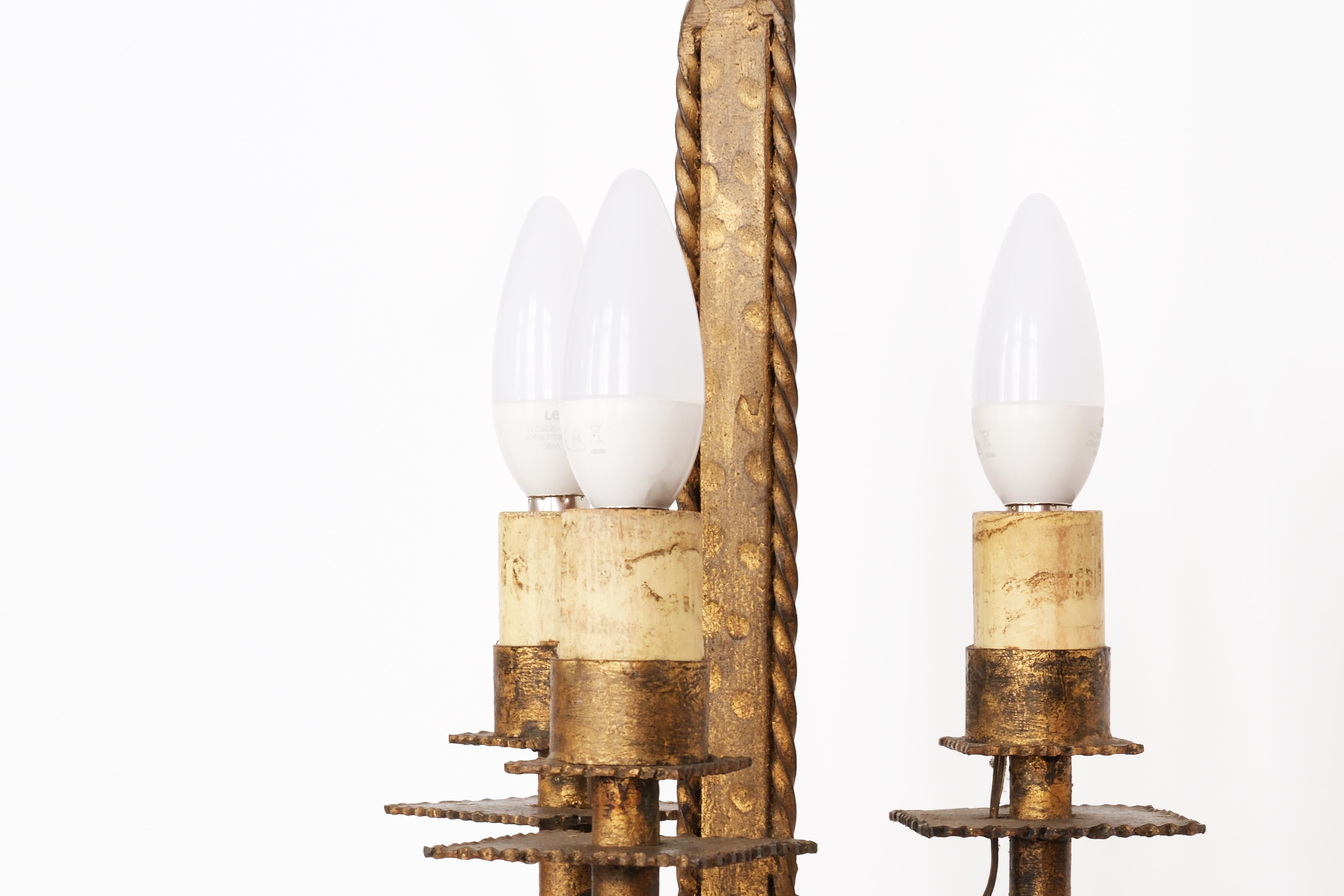 Lampe de table tripode en fer forgé doré du milieu du 20e siècle signée par Ferro Art en vente 4
