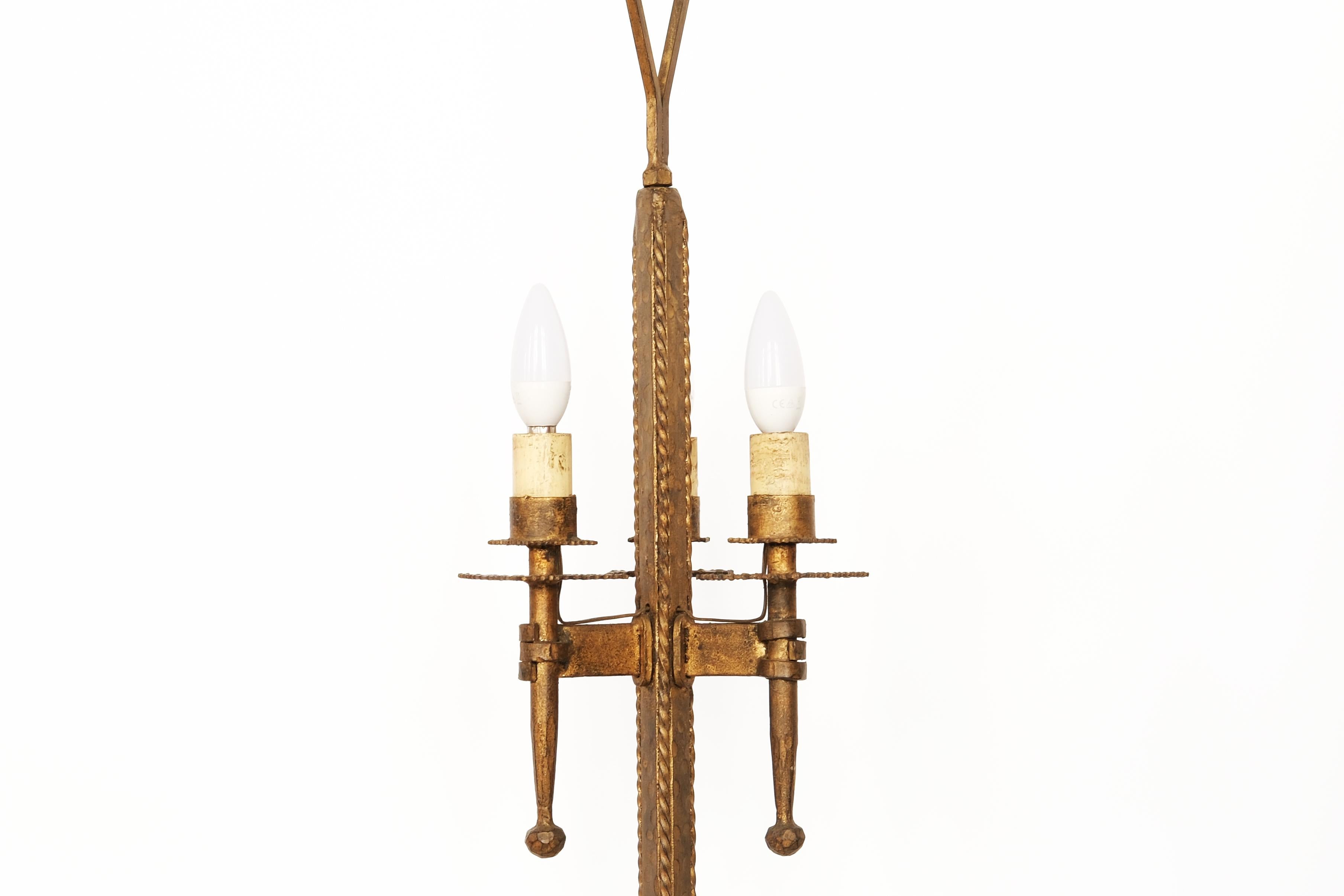 Espagnol Lampe de table tripode en fer forgé doré du milieu du 20e siècle signée par Ferro Art en vente