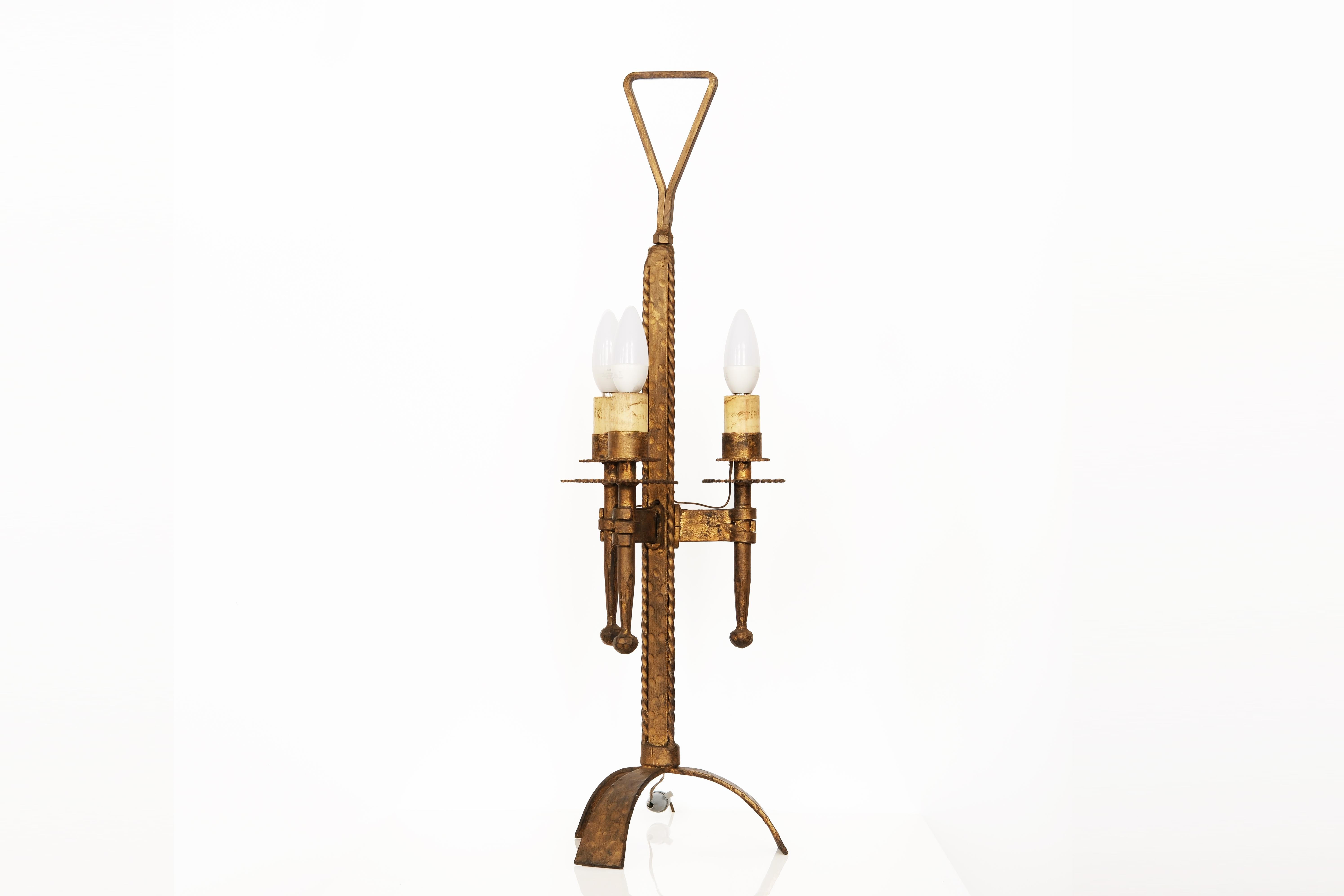 Lampe de table tripode en fer forgé doré du milieu du 20e siècle signée par Ferro Art Bon état - En vente à London, GB