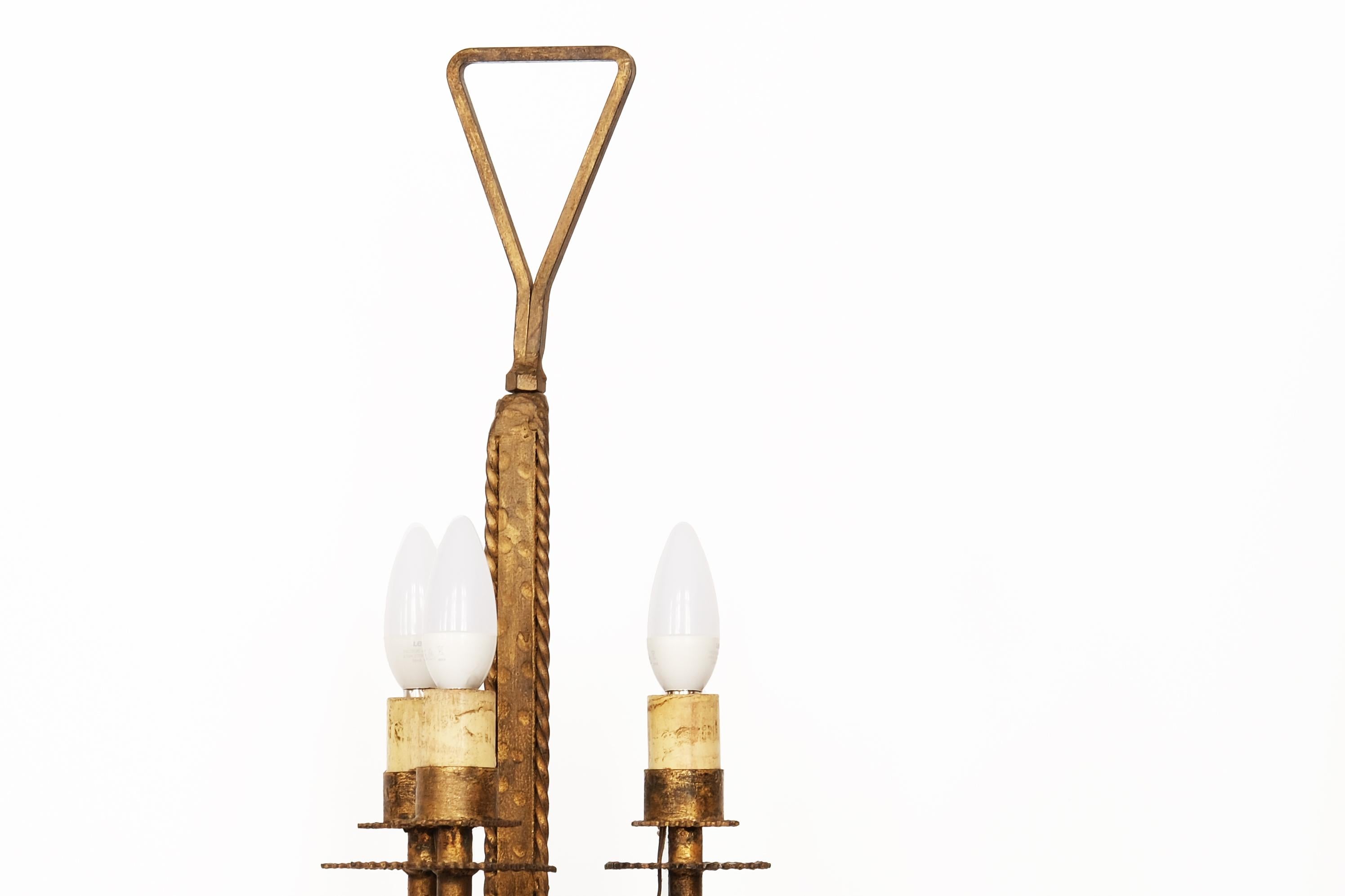 20ième siècle Lampe de table tripode en fer forgé doré du milieu du 20e siècle signée par Ferro Art en vente
