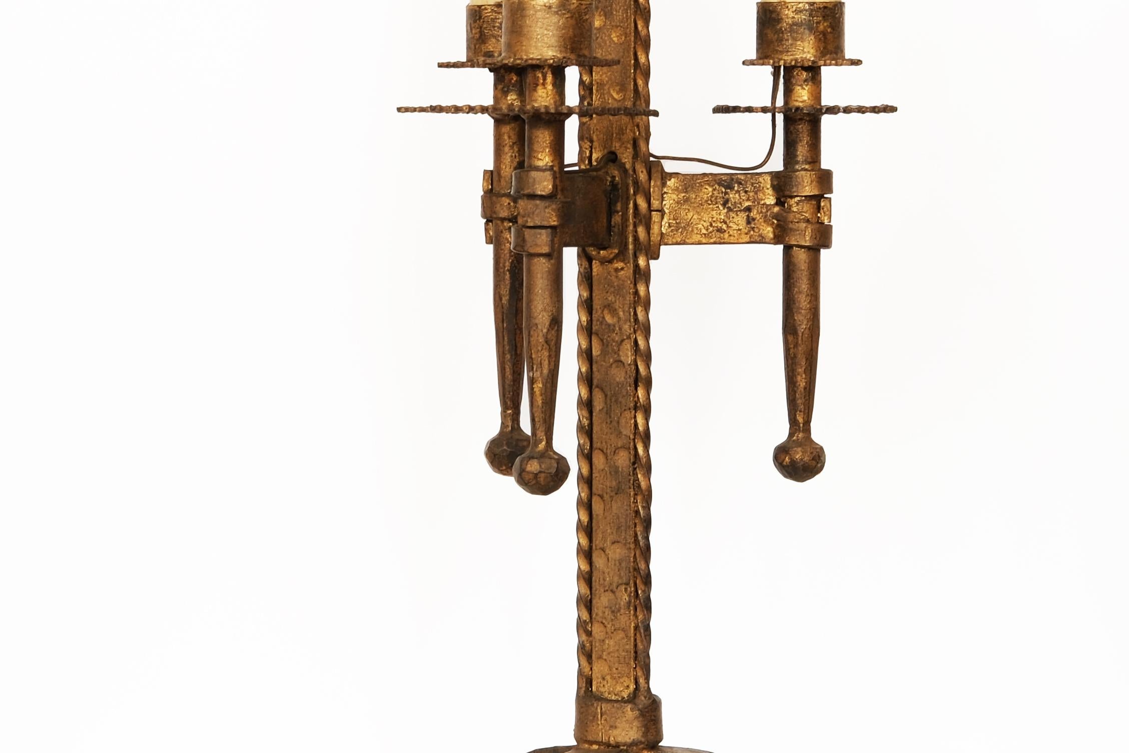 Fer forgé Lampe de table tripode en fer forgé doré du milieu du 20e siècle signée par Ferro Art en vente