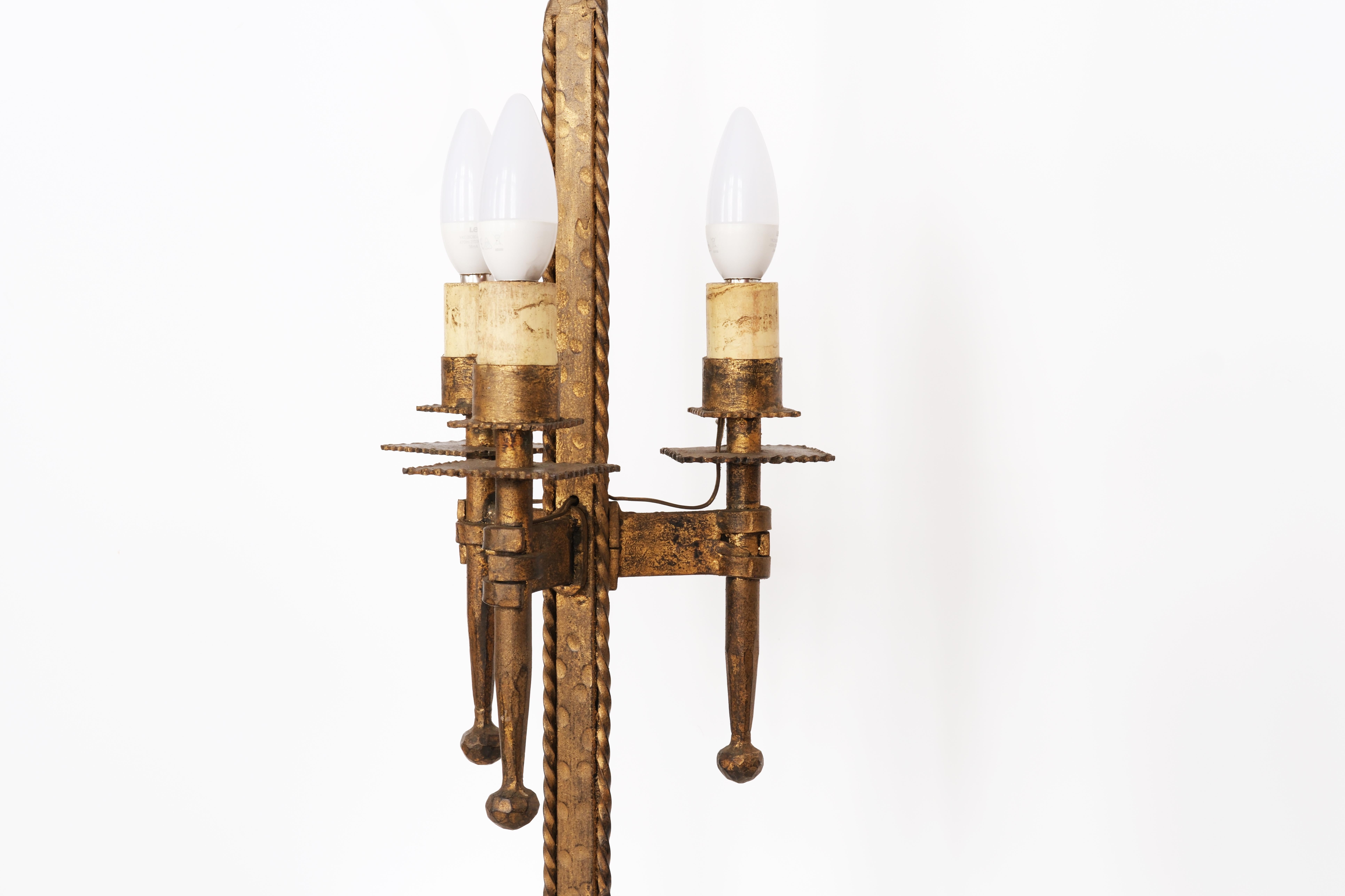 Lampe de table tripode en fer forgé doré du milieu du 20e siècle signée par Ferro Art en vente 1