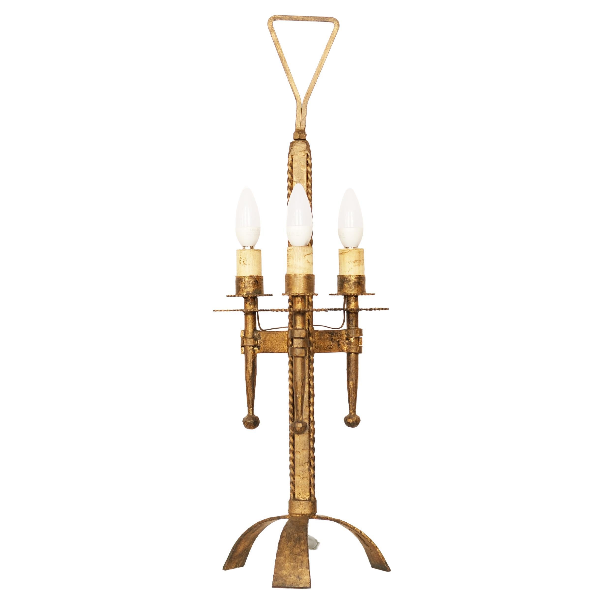 Lampe de table tripode en fer forgé doré du milieu du 20e siècle signée par Ferro Art en vente