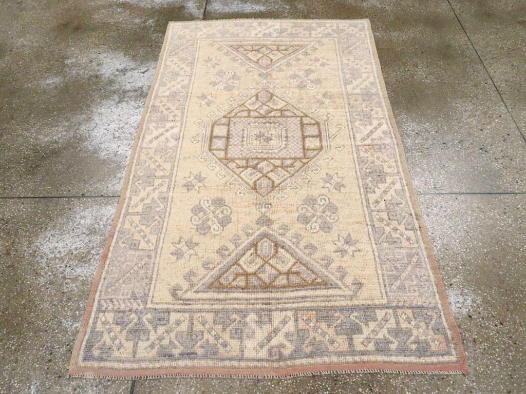 Tapis d'accent anatolien turc vintage. Provenant de la région de Bergama, dans le nord-ouest de la Turquie, ce champ jaune présente un médaillon hexagonal et deux triangles terminaux, tous joliment crochetés et délimités intérieurement en