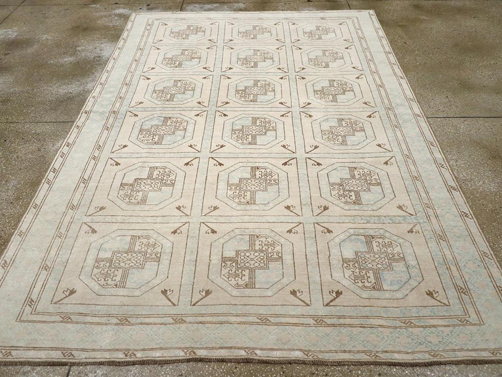 Un tappeto d'accento vintage turco-anatolico realizzato a mano nella metà del XX secolo.

Misure: 6' 7