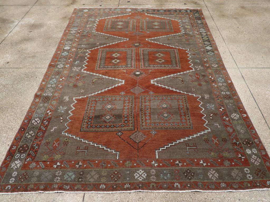 Alfombra de acento turca de Anatolia de época, hecha a mano a mediados del siglo XX.

Medidas: 6' 7