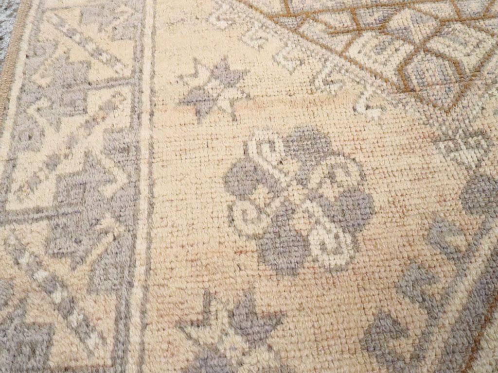 Tribal Tapis d'accent anatolien turc du milieu du 20e siècle en vente