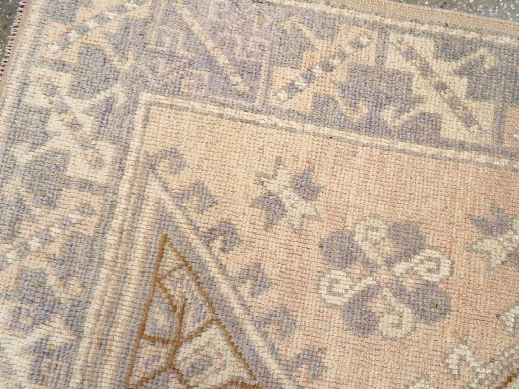 Turc Tapis d'accent anatolien turc du milieu du 20e siècle en vente