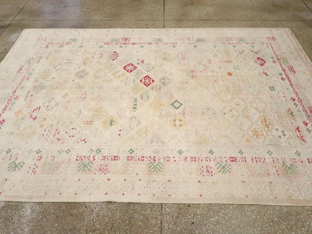 Mid-20th Century Turkish Anatolian Accent Rug In Excellent Condition For Sale In New York, NY