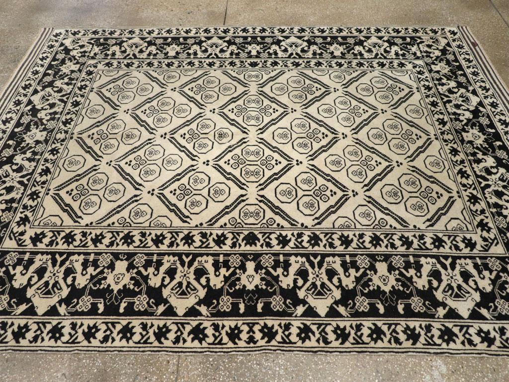 Mid-20th Century Turkish Anatolian Accent Rug In Excellent Condition For Sale In New York, NY
