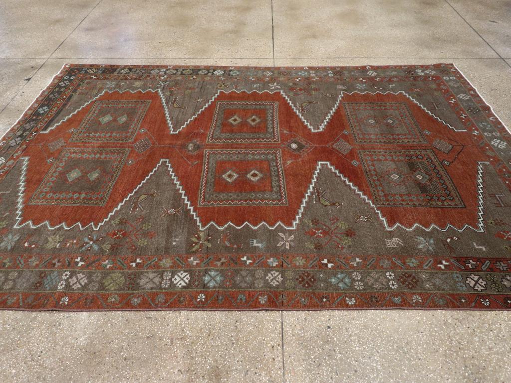 Alfombra turca de acento anatolio de mediados del siglo XX Persa en venta