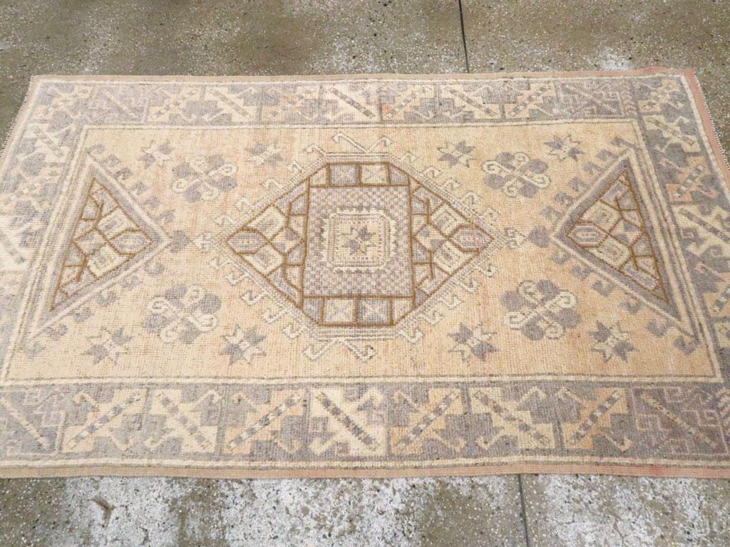 Noué à la main Tapis d'accent anatolien turc du milieu du 20e siècle en vente