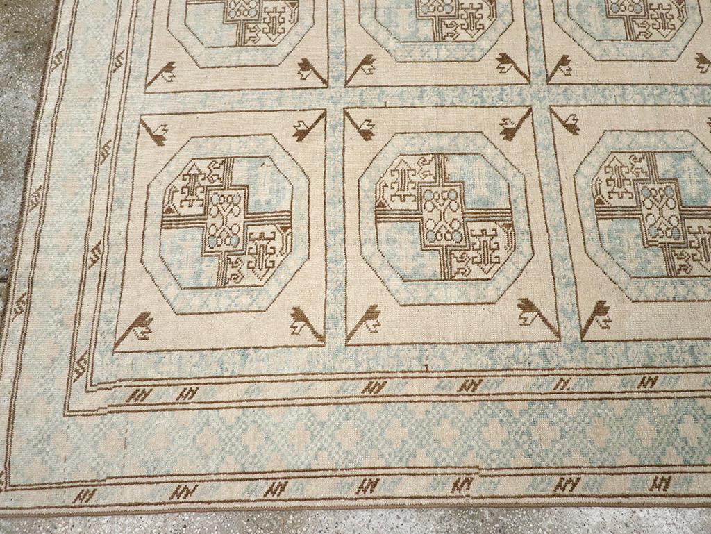 Mid-20th Century Turkish Anatolian Accent Rug In Excellent Condition For Sale In New York, NY